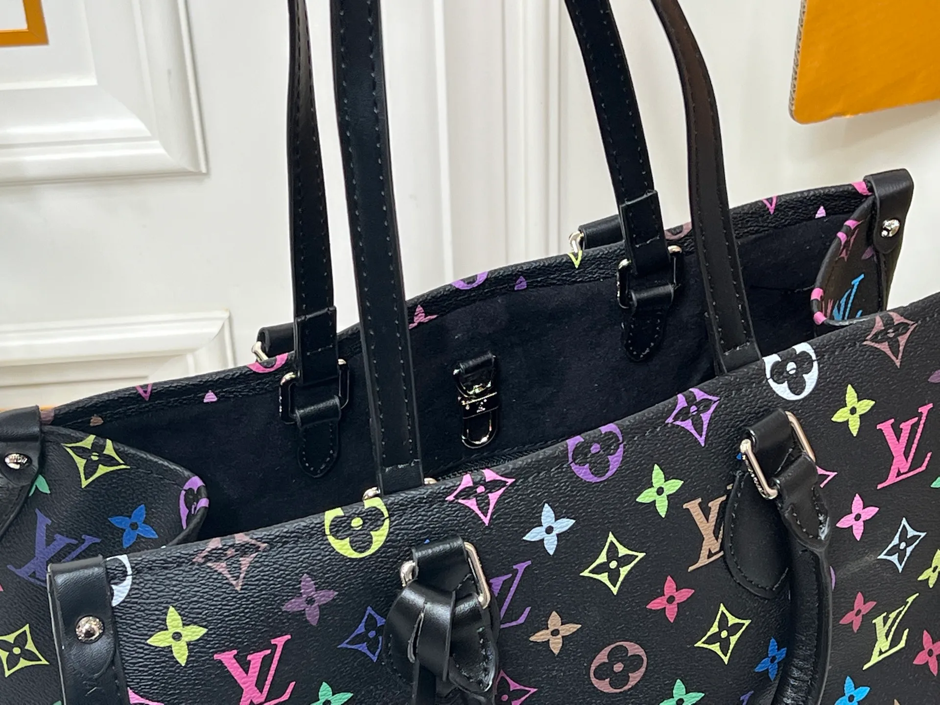 Batch 280💰Upgraded original M13079 Louis Vuitton x Takashi Murakami reissue series interprets the OnTheGo medium handbag in a smart way. The colorful Monogram canvas body, cowhide leather trim and LV x TM key bag highlight the sophisticated style. The shiny corners recall the design of traditional Louis Vuitton luggage, and the shoulder strap and top handle allow for multiple carrying methods. Dimensions: 35.0 x 27.0 x 14.0 cm (length x height x width)