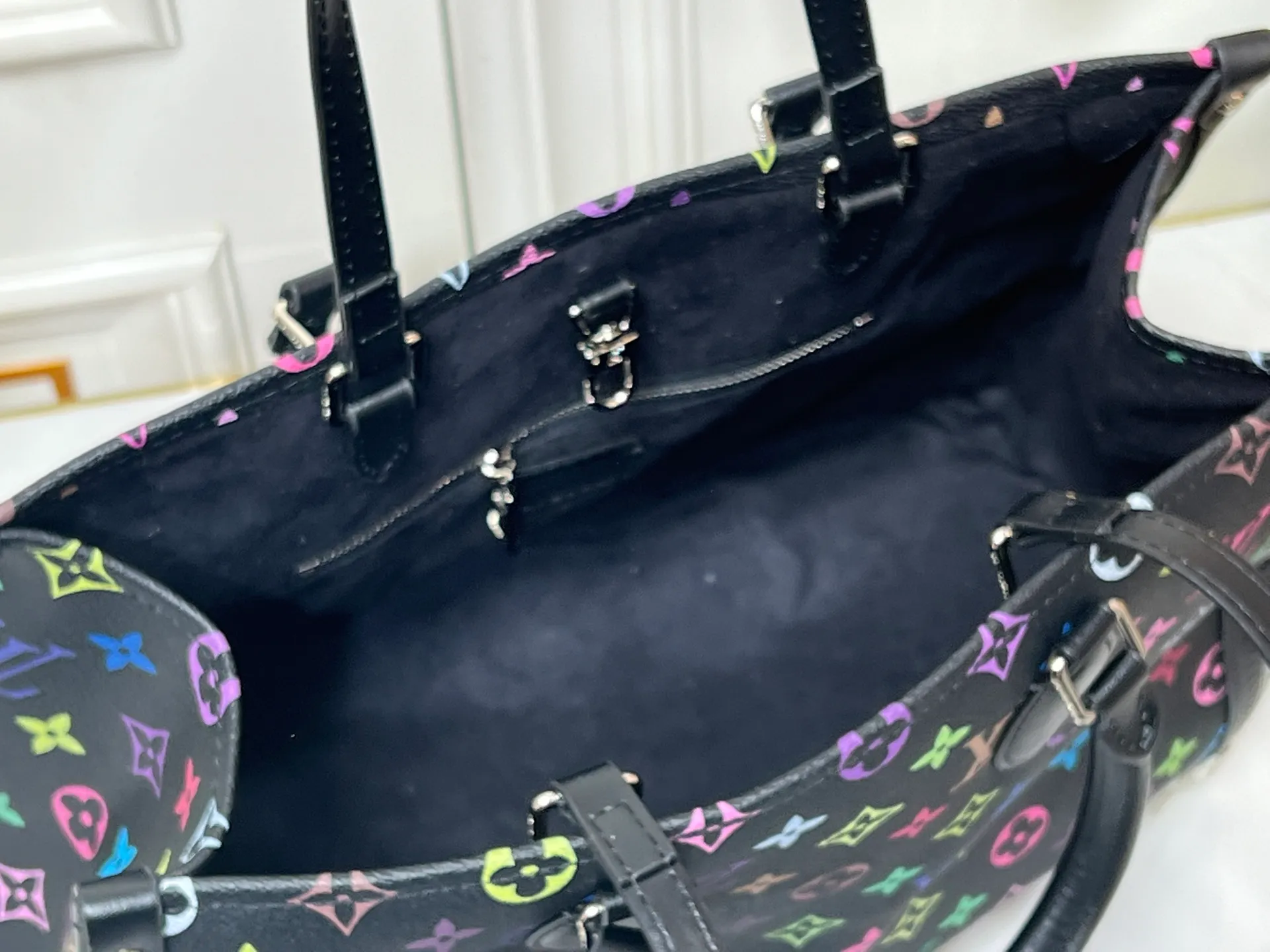 Batch 280💰Upgraded original M13079 Louis Vuitton x Takashi Murakami reissue series interprets the OnTheGo medium handbag in a smart way. The colorful Monogram canvas body, cowhide leather trim and LV x TM key bag highlight the sophisticated style. The shiny corners recall the design of traditional Louis Vuitton luggage, and the shoulder strap and top handle allow for multiple carrying methods. Dimensions: 35.0 x 27.0 x 14.0 cm (length x height x width)