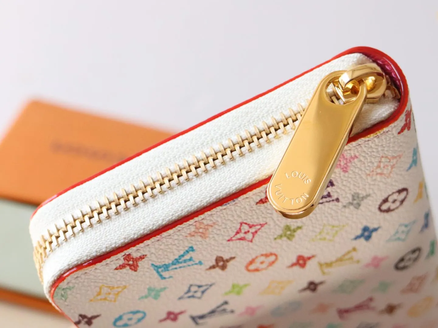 13992 Tricolor single pull 60017 🌟P100 single zipper wallet series Zippy Ld zipper wallet This zippy zipper wallet with unique collectible value. This Monogram print is interpreted in 33 colorful colors. In 2025, Takashi Murakami and LV jointly launched the white tricolor and the black tricolor, which are popular all over the world and are loved by celebrities and celebrities. They are lively, childlike and friendly. 19.5× 10.5x 2.5 cm (length x height x width)
