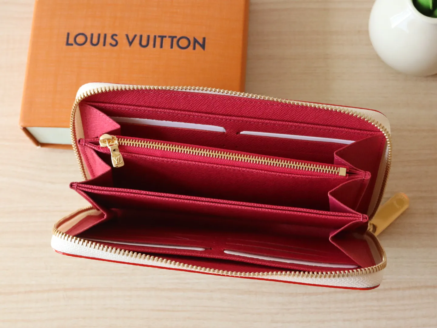 13992 Tricolor single pull 60017 🌟P100 single zipper wallet series Zippy Ld zipper wallet This zippy zipper wallet with unique collectible value. This Monogram print is interpreted in 33 colorful colors. In 2025, Takashi Murakami and LV jointly launched the white tricolor and the black tricolor, which are popular all over the world and are loved by celebrities and celebrities. They are lively, childlike and friendly. 19.5× 10.5x 2.5 cm (length x height x width)