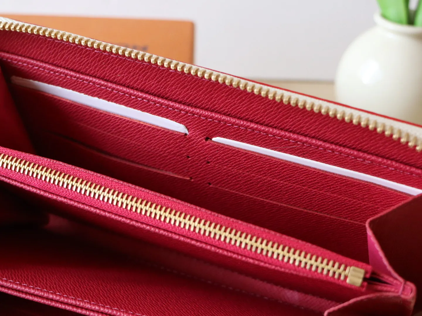 13992 Tricolor single pull 60017 🌟P100 single zipper wallet series Zippy Ld zipper wallet This zippy zipper wallet with unique collectible value. This Monogram print is interpreted in 33 colorful colors. In 2025, Takashi Murakami and LV jointly launched the white tricolor and the black tricolor, which are popular all over the world and are loved by celebrities and celebrities. They are lively, childlike and friendly. 19.5× 10.5x 2.5 cm (length x height x width)
