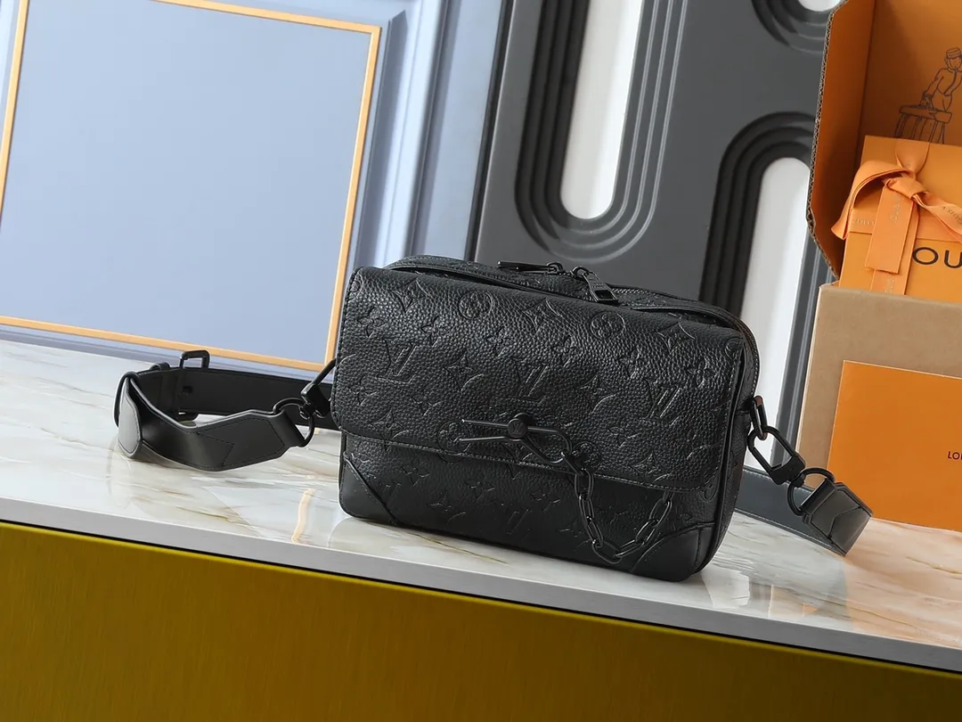 💰260💰Upgraded from the original M46795 M23742. This Steamer messenger bag combines modern functions and classic elements with an exquisite shape that fits the body shape. Reinforced leather corners and chain and pin elements recall Louis Vuitton's traditional Steamer trunk design, and the wide, adjustable shoulder strap allows for comfortable carrying. Dimensions: 24.0 x 17.0 x 5.0 cm (length x height x width)