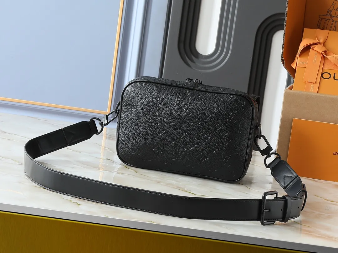 💰260💰Upgraded from the original M46795 M23742. This Steamer messenger bag combines modern functions and classic elements with an exquisite shape that fits the body shape. Reinforced leather corners and chain and pin elements recall Louis Vuitton's traditional Steamer trunk design, and the wide, adjustable shoulder strap allows for comfortable carrying. Dimensions: 24.0 x 17.0 x 5.0 cm (length x height x width)