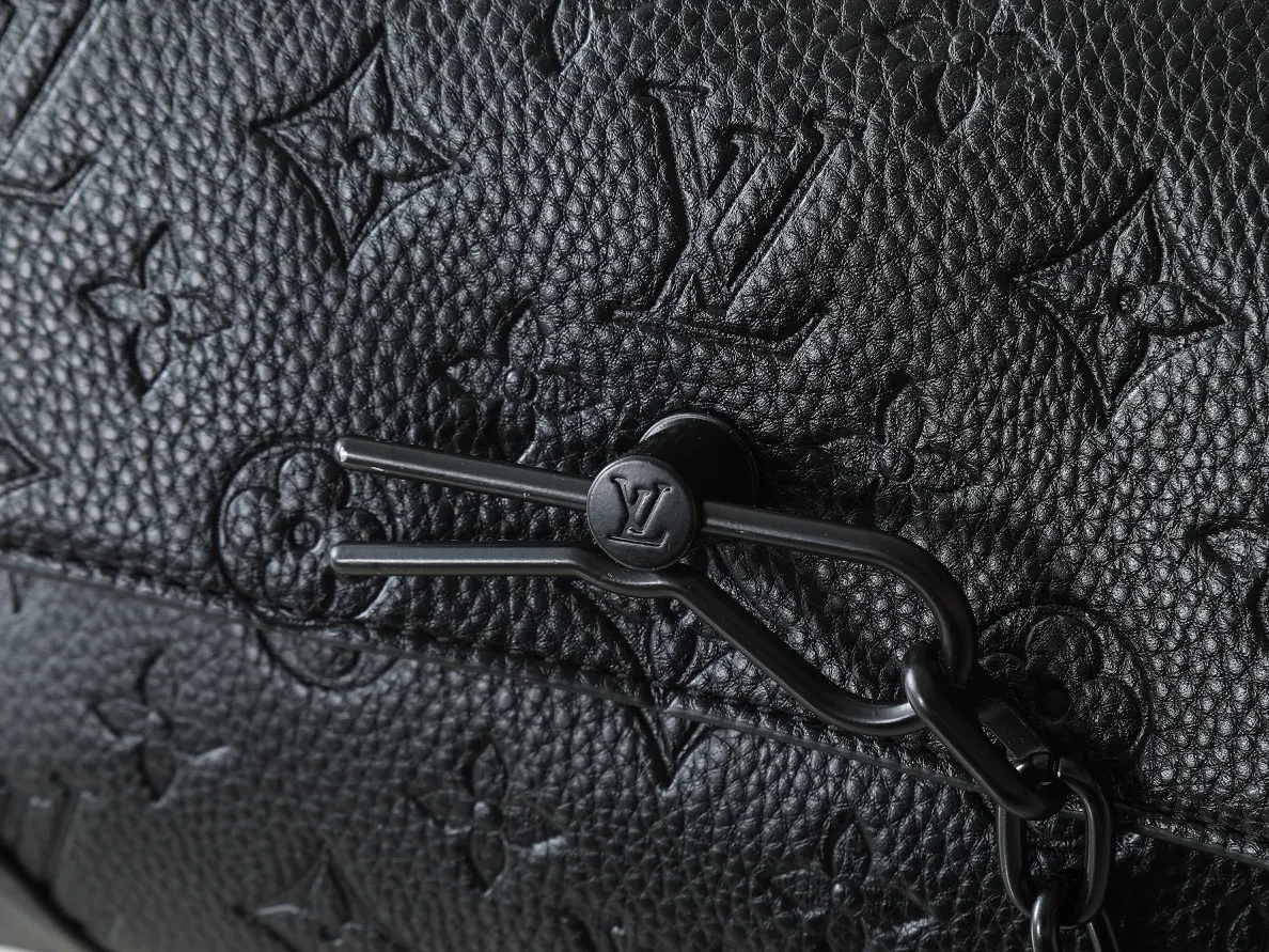 💰260💰Upgraded from the original M46795 M23742. This Steamer messenger bag combines modern functions and classic elements with an exquisite shape that fits the body shape. Reinforced leather corners and chain and pin elements recall Louis Vuitton's traditional Steamer trunk design, and the wide, adjustable shoulder strap allows for comfortable carrying. Dimensions: 24.0 x 17.0 x 5.0 cm (length x height x width)