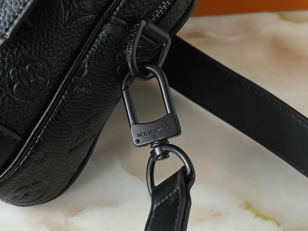 💰260💰Upgraded from the original M46795 M23742. This Steamer messenger bag combines modern functions and classic elements with an exquisite shape that fits the body shape. Reinforced leather corners and chain and pin elements recall Louis Vuitton's traditional Steamer trunk design, and the wide, adjustable shoulder strap allows for comfortable carrying. Dimensions: 24.0 x 17.0 x 5.0 cm (length x height x width)