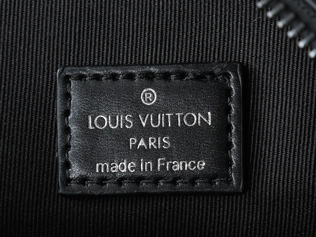 💰260💰Upgraded from the original M46795 M23742. This Steamer messenger bag combines modern functions and classic elements with an exquisite shape that fits the body shape. Reinforced leather corners and chain and pin elements recall Louis Vuitton's traditional Steamer trunk design, and the wide, adjustable shoulder strap allows for comfortable carrying. Dimensions: 24.0 x 17.0 x 5.0 cm (length x height x width)