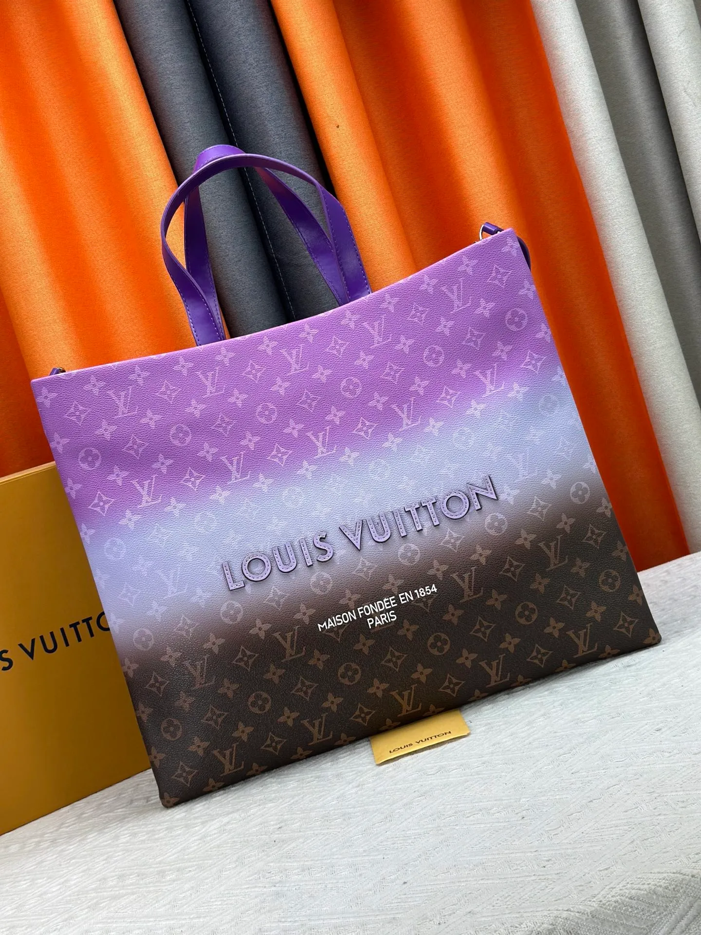 P300 M24457 Blue check Yellow check Gradient blue Presbyopic check Gradient purple Grass green Pink Black Orange Blue Green Gray Presbyopic check Black crocodile pattern Orange crocodile pattern This Shopper medium handbag draws inspiration from Louis Vuitton shopping bags, with the words Louis Vuitton and Maison Fondée En 1854 written on soft cow leather, with a top handle and a detachable shoulder strap. Dimensions: 42x34x16cm