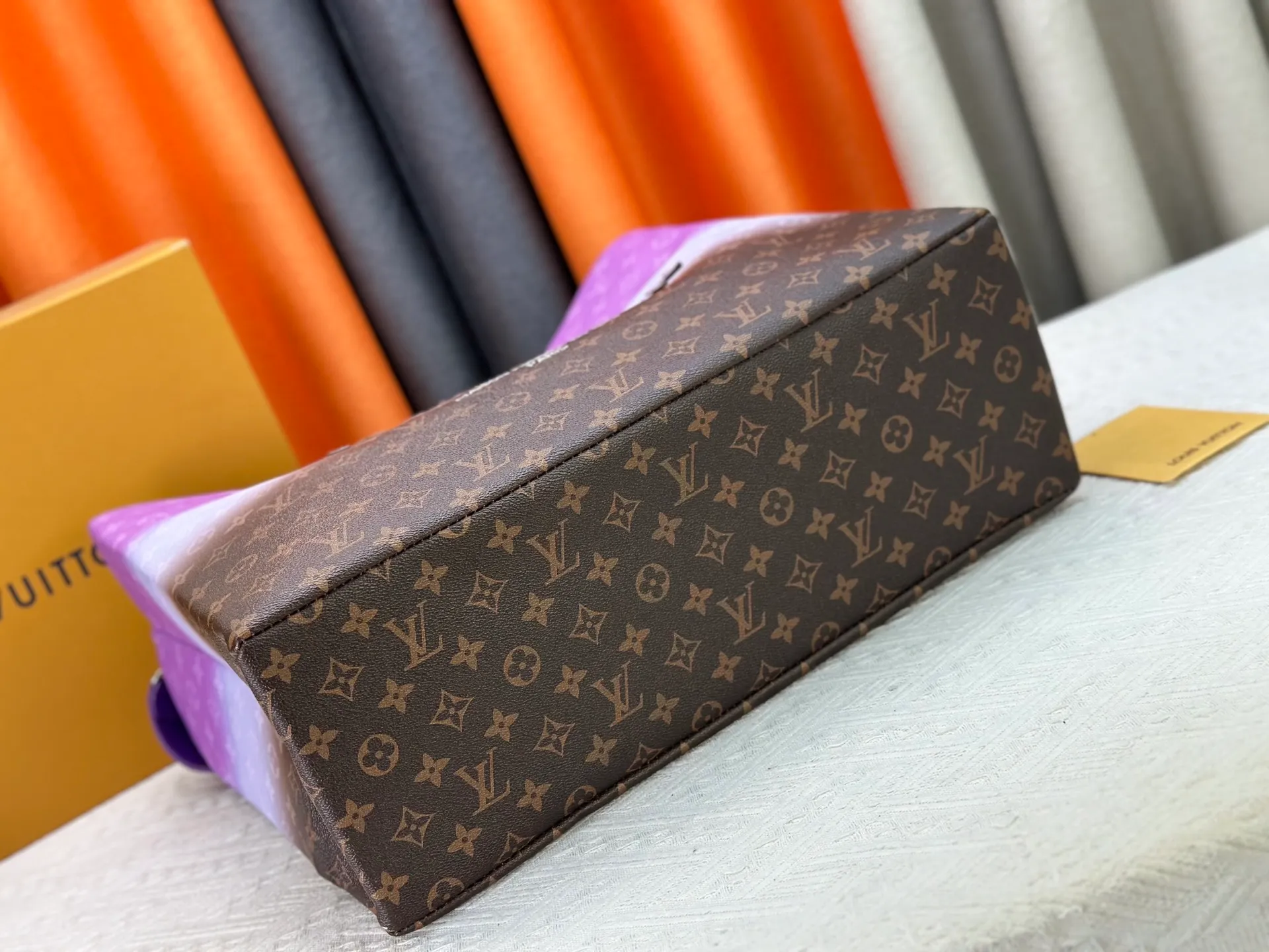 P300 M24457 Blue check Yellow check Gradient blue Presbyopic check Gradient purple Grass green Pink Black Orange Blue Green Gray Presbyopic check Black crocodile pattern Orange crocodile pattern This Shopper medium handbag draws inspiration from Louis Vuitton shopping bags, with the words Louis Vuitton and Maison Fondée En 1854 written on soft cow leather, with a top handle and a detachable shoulder strap. Dimensions: 42x34x16cm