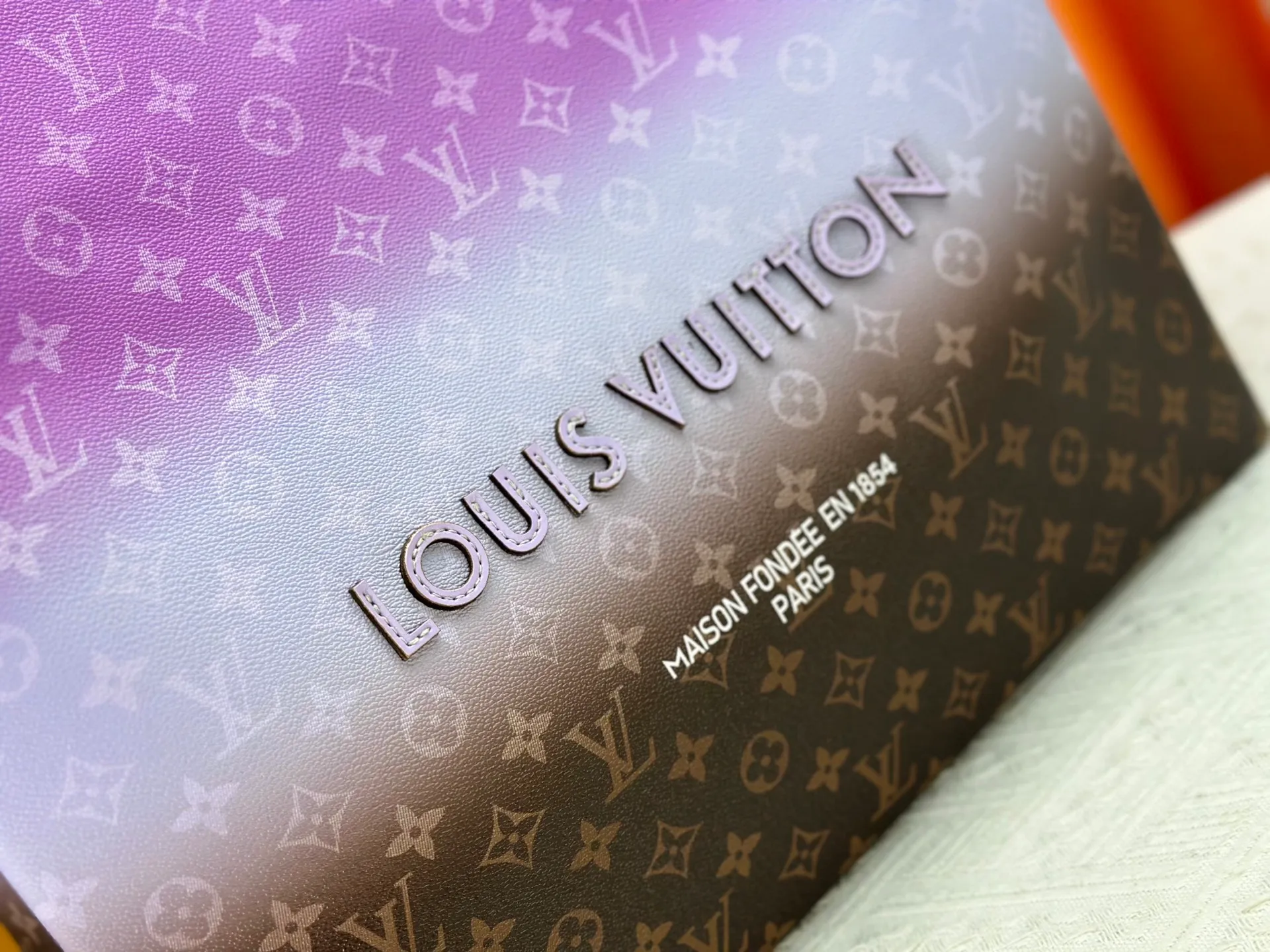 P300 M24457 Blue check Yellow check Gradient blue Presbyopic check Gradient purple Grass green Pink Black Orange Blue Green Gray Presbyopic check Black crocodile pattern Orange crocodile pattern This Shopper medium handbag draws inspiration from Louis Vuitton shopping bags, with the words Louis Vuitton and Maison Fondée En 1854 written on soft cow leather, with a top handle and a detachable shoulder strap. Dimensions: 42x34x16cm
