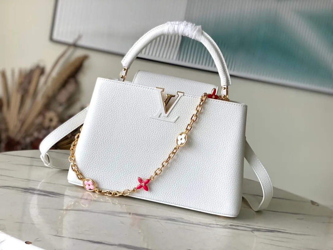 💰2460 (special grade original leather) M22512 M20708 white Capucines medium handbag bathes in the new season: the metal Monogram flowers are colored by hand polishing and glazing, and are connected by exquisite chains. Use the detachable and adjustable slim shoulder strap to explore more carrying options. Detailed features: 31.5 x 20 x 11 cm (length x height x width)