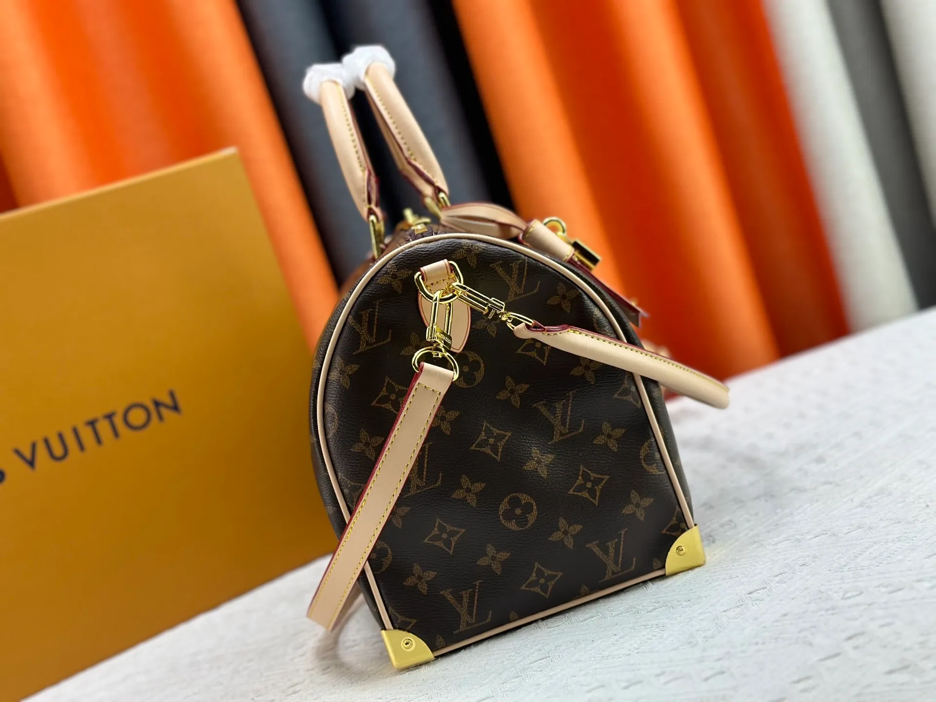 P320 Upgraded original version M13805 M13257 M40391 LV Murakami Takashi co-branded NANOSPEEDY handbag This Nano Speedy handbag combines Monogram canvas and cow leather trim printing, with 33 colorful interpretations of white, three-color and black three-color. It has been launched in twelve sections and is very popular around the world and is loved by celebrities. 30.0 x 21.0 x 17.0 cm