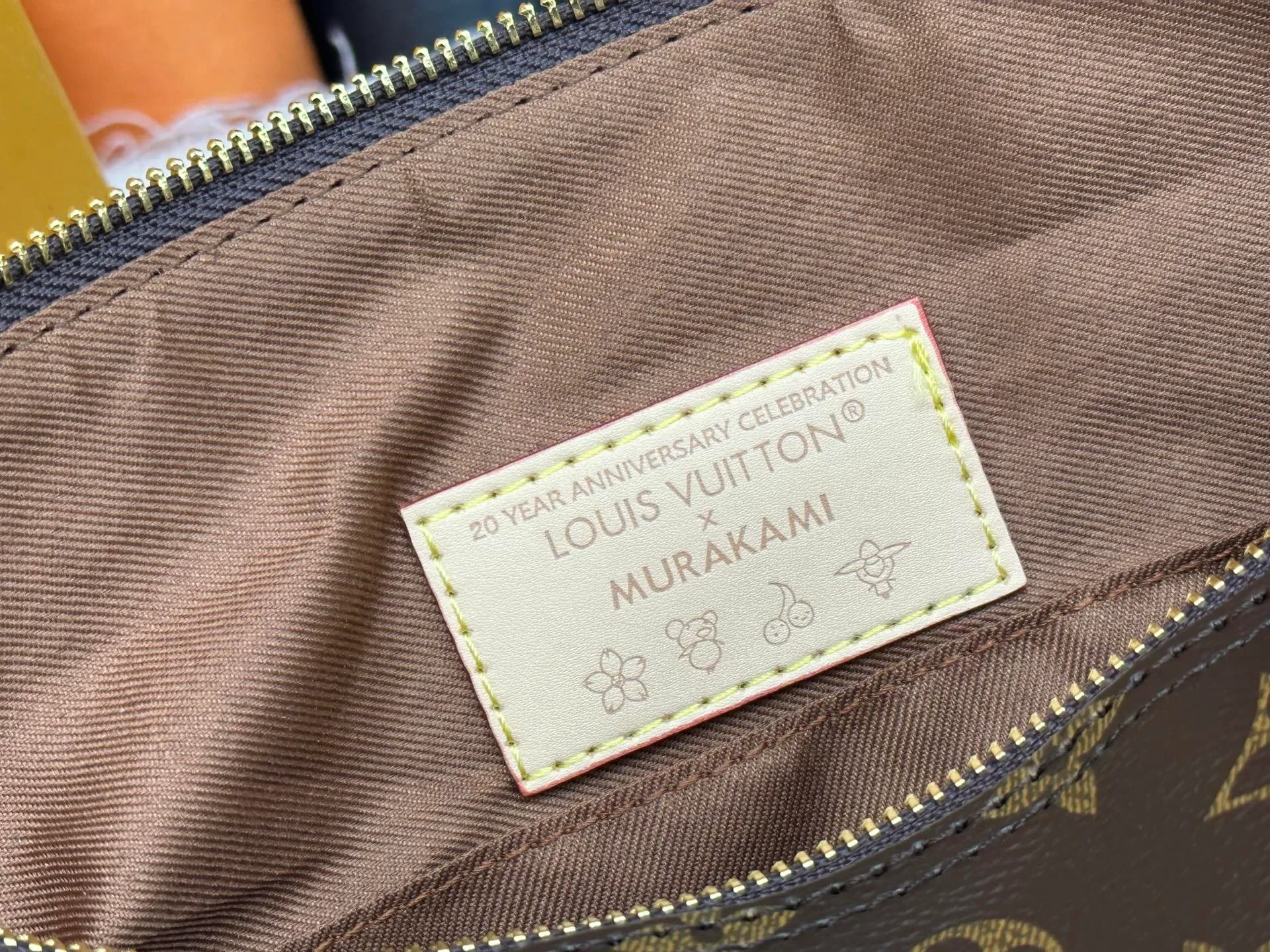 P320 Upgraded original version M13805 M13257 M40391 LV Murakami Takashi co-branded NANOSPEEDY handbag This Nano Speedy handbag combines Monogram canvas and cow leather trim printing, with 33 colorful interpretations of white, three-color and black three-color. It has been launched in twelve sections and is very popular around the world and is loved by celebrities. 30.0 x 21.0 x 17.0 cm
