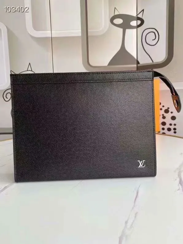 P130LV POCHETTE VOYAGE M61692 41696 Medium Handbag The handbag is made of the new iconic black and gray Monogram Eclipse canvas. This new Pochette Voyage medium handbag with a strong style can easily store personal essentials. Zipper closure - 1 internal patch pocket - 6 internal credit card slots - Specially coated canvas - Microfiber lining - Cowhide leather with Monogram canvas trim. size: 27*6*20-(upgraded version)