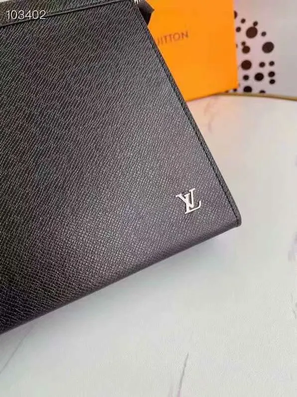 P130LV POCHETTE VOYAGE M61692 41696 Medium Handbag The handbag is made of the new iconic black and gray Monogram Eclipse canvas. This new Pochette Voyage medium handbag with a strong style can easily store personal essentials. Zipper closure - 1 internal patch pocket - 6 internal credit card slots - Specially coated canvas - Microfiber lining - Cowhide leather with Monogram canvas trim. size: 27*6*20-(upgraded version)