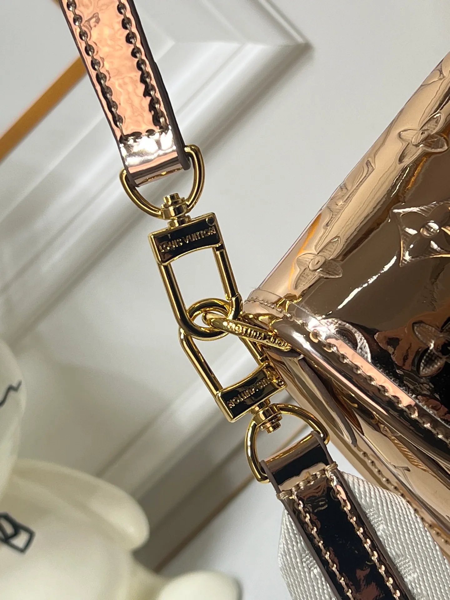 Batch 280💰Upgraded original M45985 M45988 Gold Silver This Diane handbag is classic Monogram cow leather trim and dazzling metal parts, with modern touches to interpret the new season interest. The zippered interior pocket keeps valuables secure, and the removable leather shoulder strap allows for a variety of carrying options. Dimensions: 24.0 x 15.0 x 9.0 cm (length x height x width)