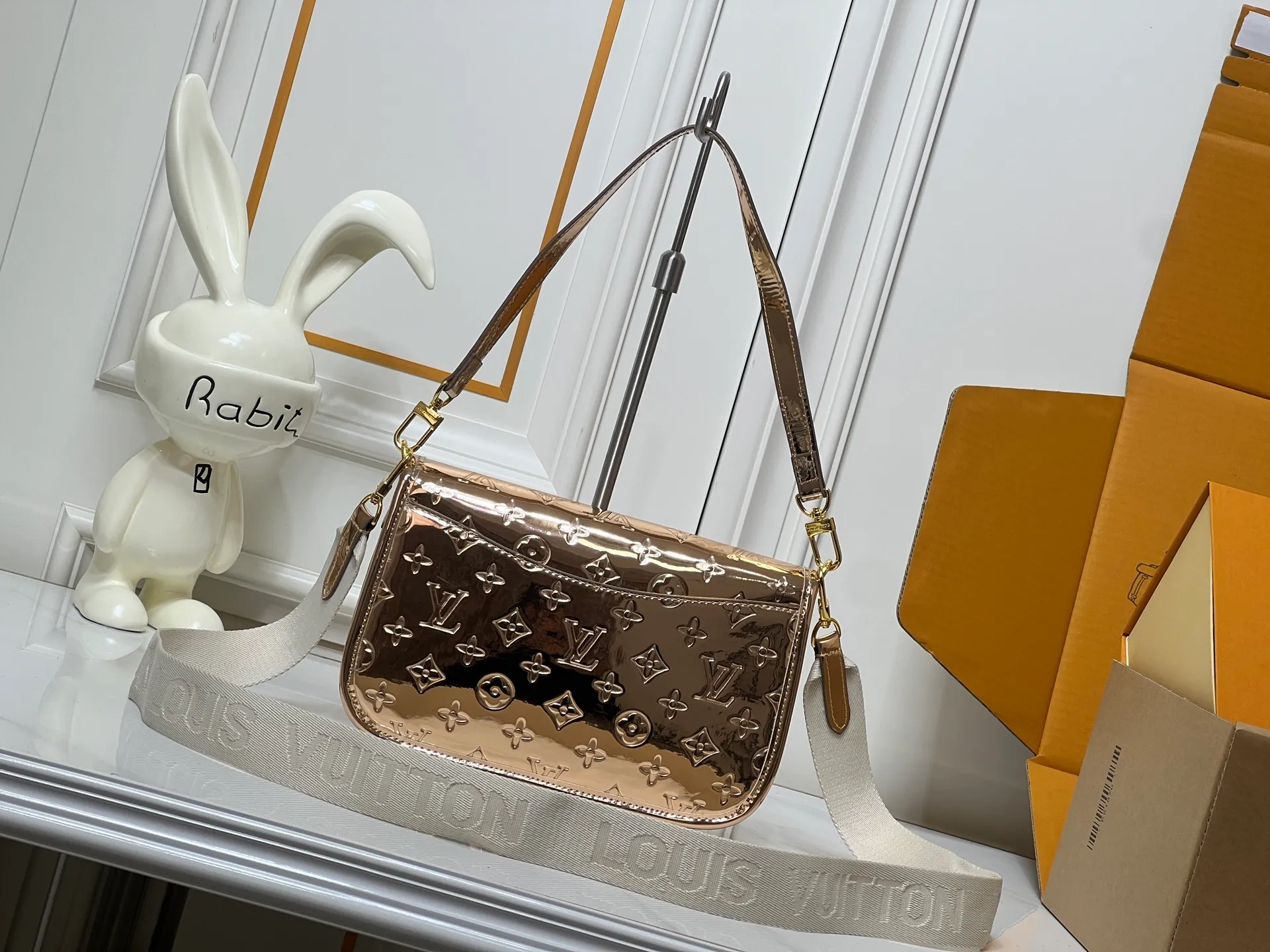 Batch 280💰Upgraded original M45985 M45988 Gold Silver This Diane handbag is classic Monogram cow leather trim and dazzling metal parts, with modern touches to interpret the new season interest. The zippered interior pocket keeps valuables secure, and the removable leather shoulder strap allows for a variety of carrying options. Dimensions: 24.0 x 15.0 x 9.0 cm (length x height x width)