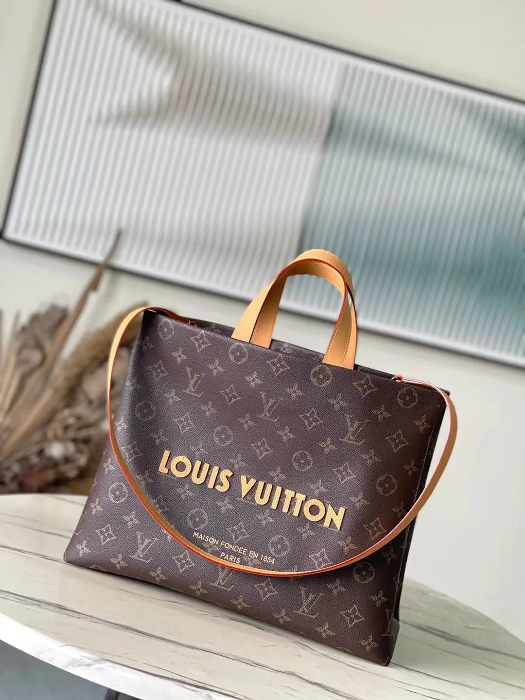 💰1100 Top Original Order M13928 As part of the LVPackaging series, the Shopper Tote handbag reinterprets the Louis Vuitton shopping bag into a large-capacity cow leather handbag with an ingenious design, aiming to sublimate daily items into luxury items. The Louis Vuitton logo is displayed on the body of the bag in contrasting colors, while the lining is designed in the same tone. The top handle makes it easy to carry, while the detachable shoulder strap provides flexible shoulder carrying options. Dimensions: 40 × 32 × 16 cm