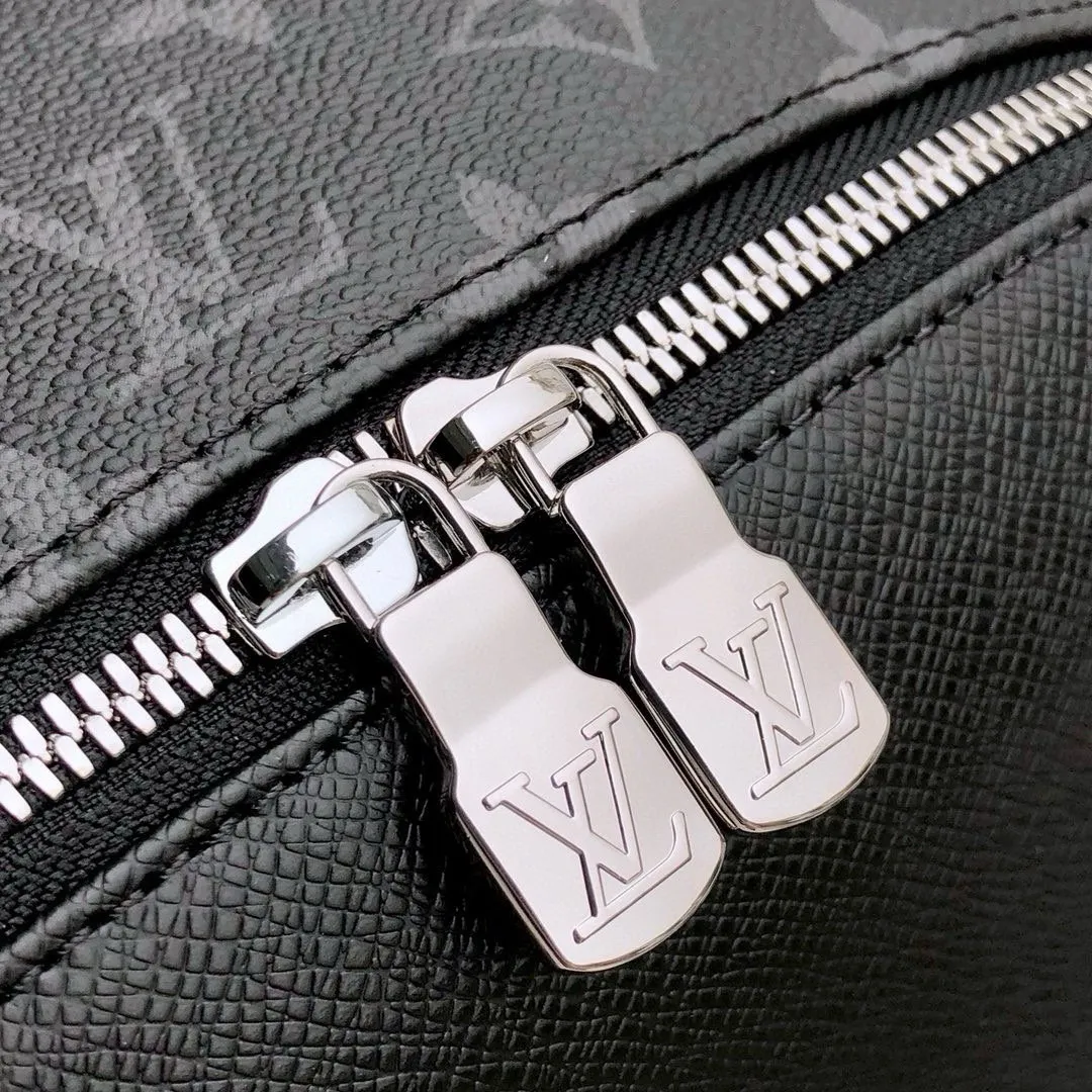 💰940 (top-grain leather) top-quality original actual photos 😍😍 [DISCOVERY] Small Backpack 30230 Discovery small backpack combines Monogram canvas and Taïga leather to reinterpret the classic campus trend design. The glossy exterior wraps around two internal pockets and an internal iPad pocket, and two adjustable leather straps ensure comfortable carrying. Size: 40x30x20cm