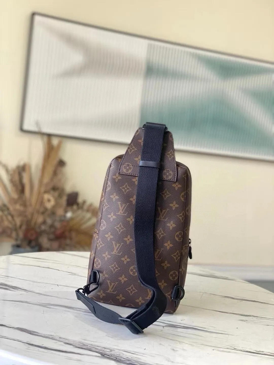 💰740 Top Original N41719 Presbyopia AVENUE Shoulder Bag Chest Bag This Damier Graphite canvas fabric Avenue shoulder bag is the perfect companion for urban life. It is compact and fashionable. It shows a casual and uninhibited attitude. "Smart" shoulder strap design is suitable for carrying on the left or right shoulder. Double zipper opening and closing design ensures that valuables are securely placed! Size: 21x31x9cm 56%