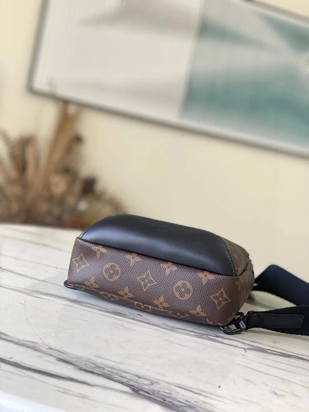 💰740 Top Original N41719 Presbyopia AVENUE Shoulder Bag Chest Bag This Damier Graphite canvas fabric Avenue shoulder bag is the perfect companion for urban life. It is compact and fashionable. It shows a casual and uninhibited attitude. "Smart" shoulder strap design is suitable for carrying on the left or right shoulder. Double zipper opening and closing design ensures that valuables are securely placed! Size: 21x31x9cm 56%