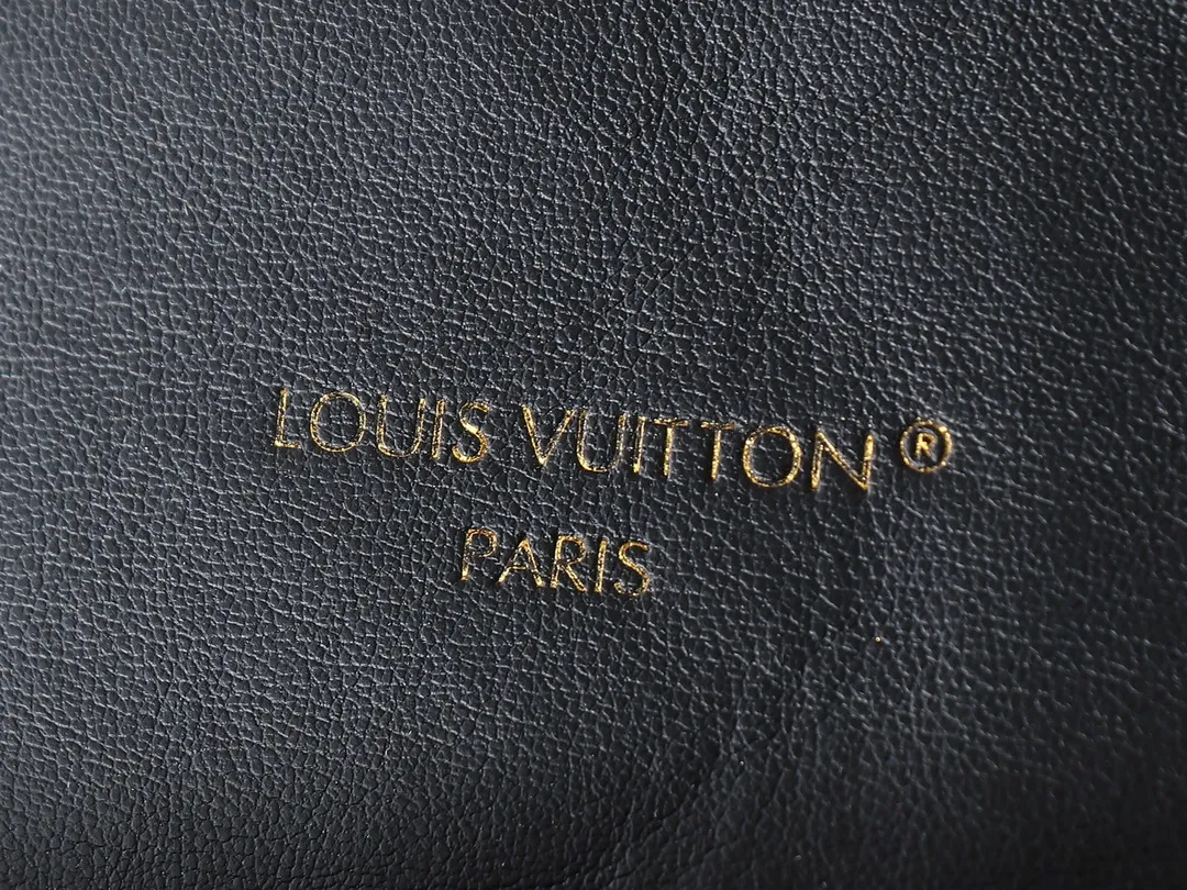 💰280💰Upgraded from the original M13357 M13358 M13387 M13389 Coussin Backpack small handbag joins the Coussin series in a backpack configuration. It is made of soft Monogram embossed leather and integrated with the iconic LV padlock, combining modern style and functional considerations. The detachable Coussin chain releases the metal edge, and the zippered front pocket makes it easy to access various small items. Dimensions: 21.0 x 26.0 x 10.0 cm (length x height x width)