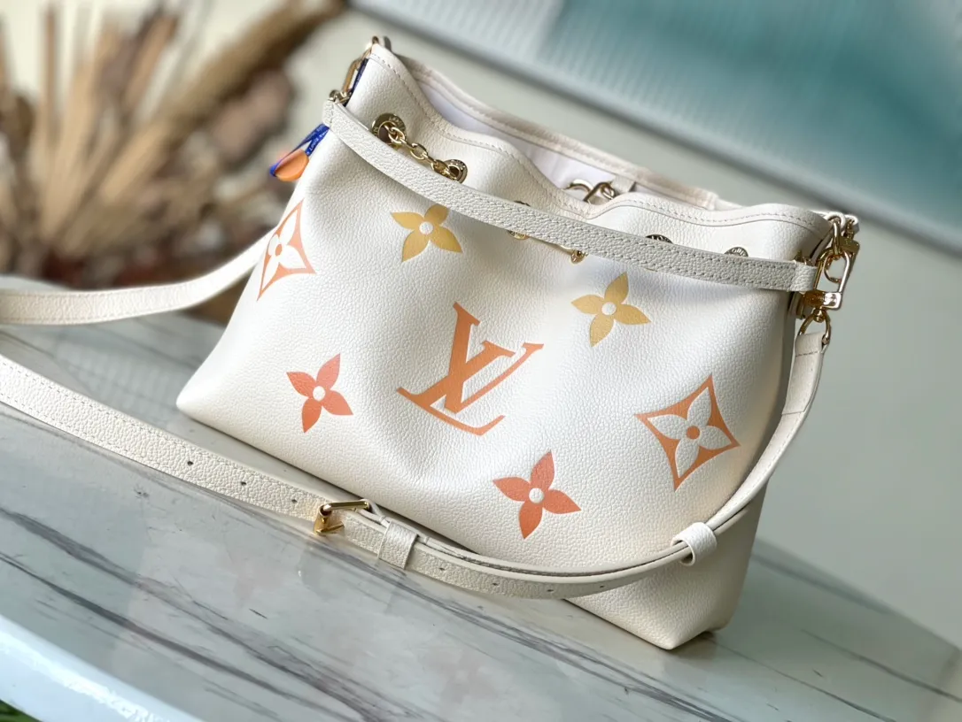 💰1260 (top layer leather) top original order M46545 yellow silk screen full leather chain bag bucket bag series This Summer Bundle handbag is from the Dégradé series. The new drawstring design adds a summer atmosphere. The Monogram Empreinte embossed leather bag features a gradient tone to brighten any seasonal look. The double handles and detachable cross-body strap provide a variety of stylish carrying options, making it a great companion for travel day and night. Size: 28*20*11.5cm