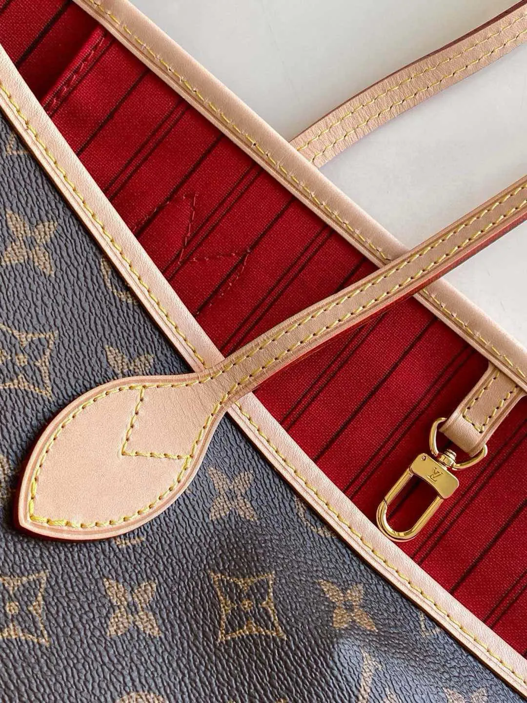 💰800 (large steel nails) top original order M40991 NEVERFULL large handbag Neverfull is a new interpretation of the classic handbag and explores the exquisite details inside the bag. Redesigned interior pockets feature fresh fabric linings and vintage details inspired by the Louis Vuitton archives, most notably the detachable zippered clutch, which can be used as a sophisticated clutch on its own or as an additional pocket. Bright lining tones add a more lively feel to Monogram's classic canvas. Detailed features 39 x 32 x 19 cm (Length x Height x Width) Redesigned interior pocket with details inspired by the Louis Vuitton archives Pockets lined with linen fabric Removable zippered clutch with tonal interior pocket Natural cowhide leather trim Shiny gold-tone hardware Handles: double handles