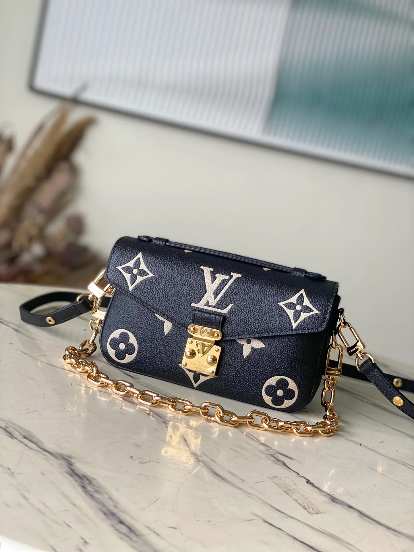 💰1100 (first-grain leather) top original order M46596 black silk screen This Pochette Metis East West handbag is made of Monogram Empreinte leather with Monogram pattern embossed, which combines classic elements and contemporary details. The S-lock lock and top handle pay tribute to the brand's box-making heritage. The compact configuration and detachable short shoulder chain highlight the trendy style. Size: 21.5x13.5x6cm