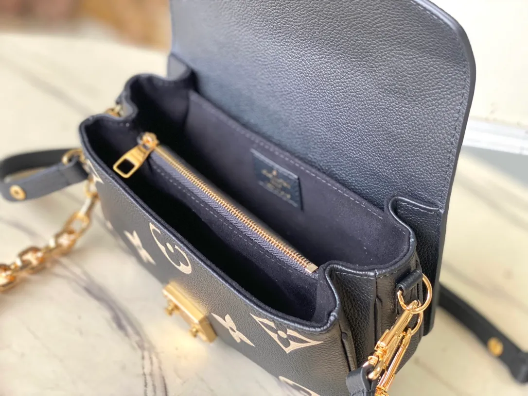 💰1100 (first-grain leather) top original order M46596 black silk screen This Pochette Metis East West handbag is made of Monogram Empreinte leather with Monogram pattern embossed, which combines classic elements and contemporary details. The S-lock lock and top handle pay tribute to the brand's box-making heritage. The compact configuration and detachable short shoulder chain highlight the trendy style. Size: 21.5x13.5x6cm