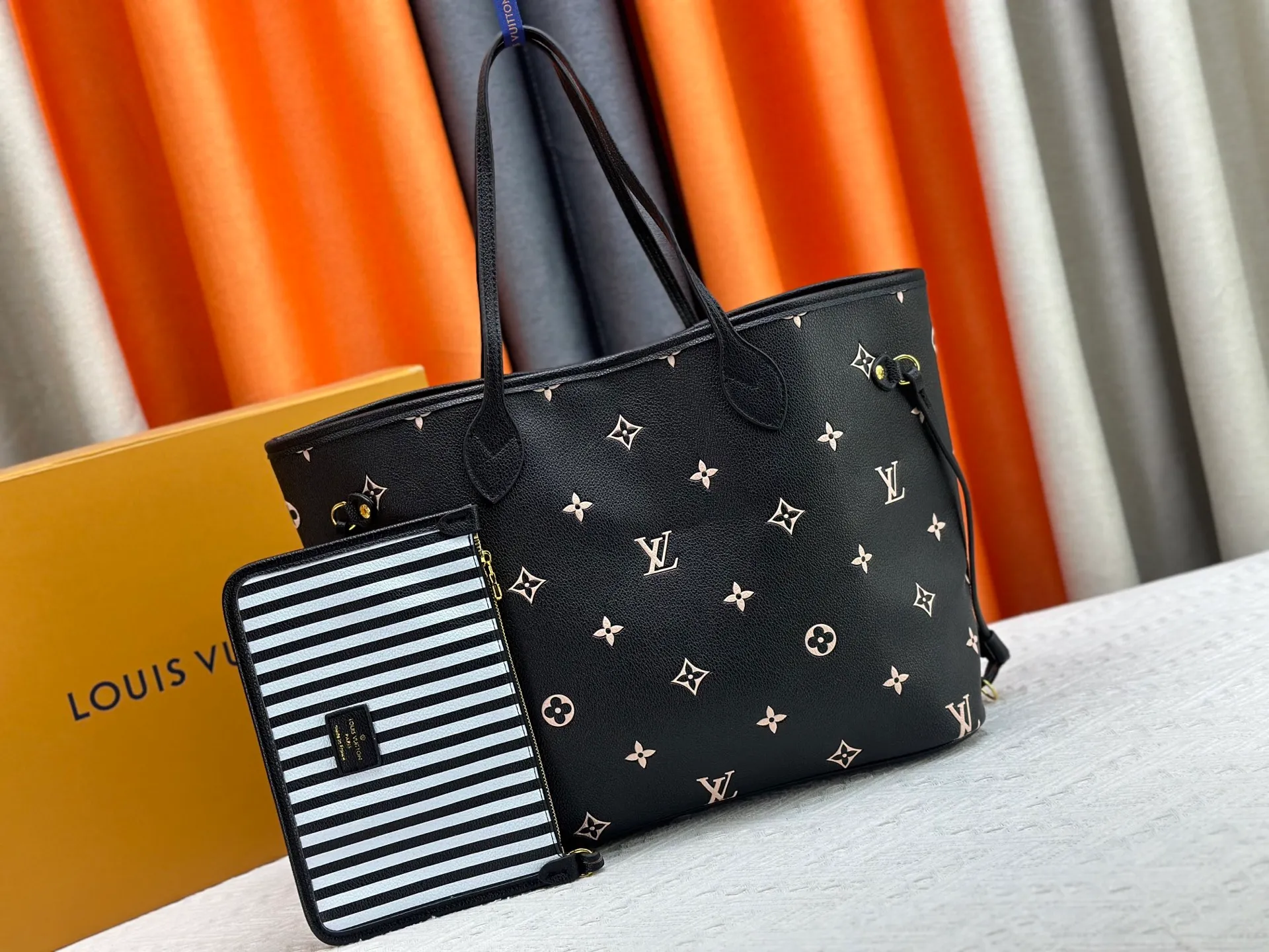 P260 M14285 M40865 M40995 Upgraded Original This version of the Neverfull MM handbag showcases House's signature leather and updated tonal silhouette, making it both practical and sophisticated. Nicely sized, it comes with a contrasting removable textile bag and gold-tone hardware gives it a sophisticated finish. Size 32-29-17