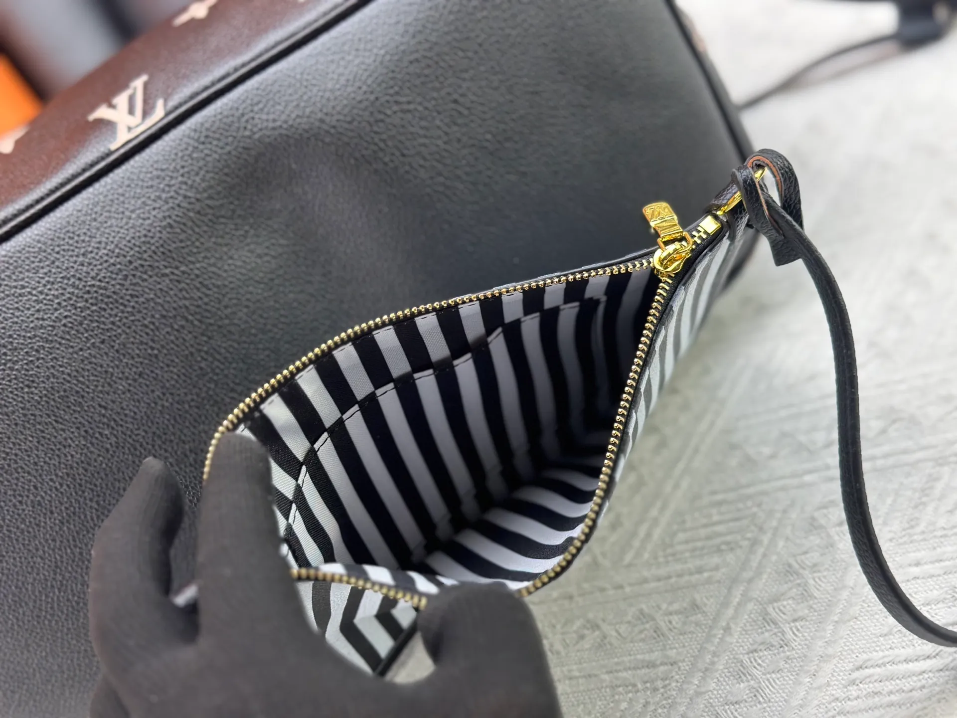 P260 M14285 M40865 M40995 Upgraded Original This version of the Neverfull MM handbag showcases House's signature leather and updated tonal silhouette, making it both practical and sophisticated. Nicely sized, it comes with a contrasting removable textile bag and gold-tone hardware gives it a sophisticated finish. Size 32-29-17