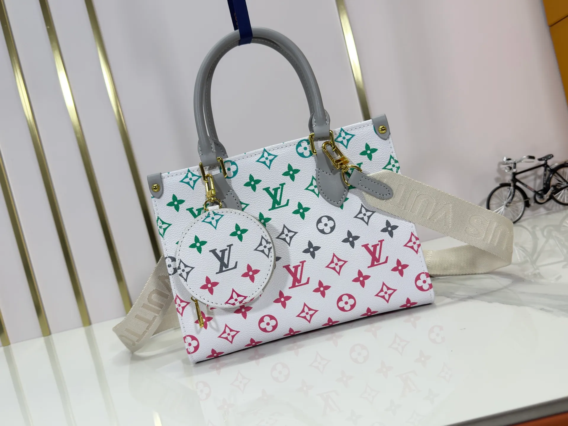 P260 Upgraded original version 🔥New style🔥M45659 M46373 M44571 This OnTheGo small handbag is made of Monogram and Monogram Reverse canvas, with the Monogram Giant pattern embellished on it. The Toron handle and the jacquard textured shoulder strap decorated with the brand's logo create a visual contrast, and the detachable coin bag is suitable for storing change or small items. It combines fashionable charm with various functions, making it a good daily companion. 25.0 x 19.0 x 11.5 cm (length x height x width)