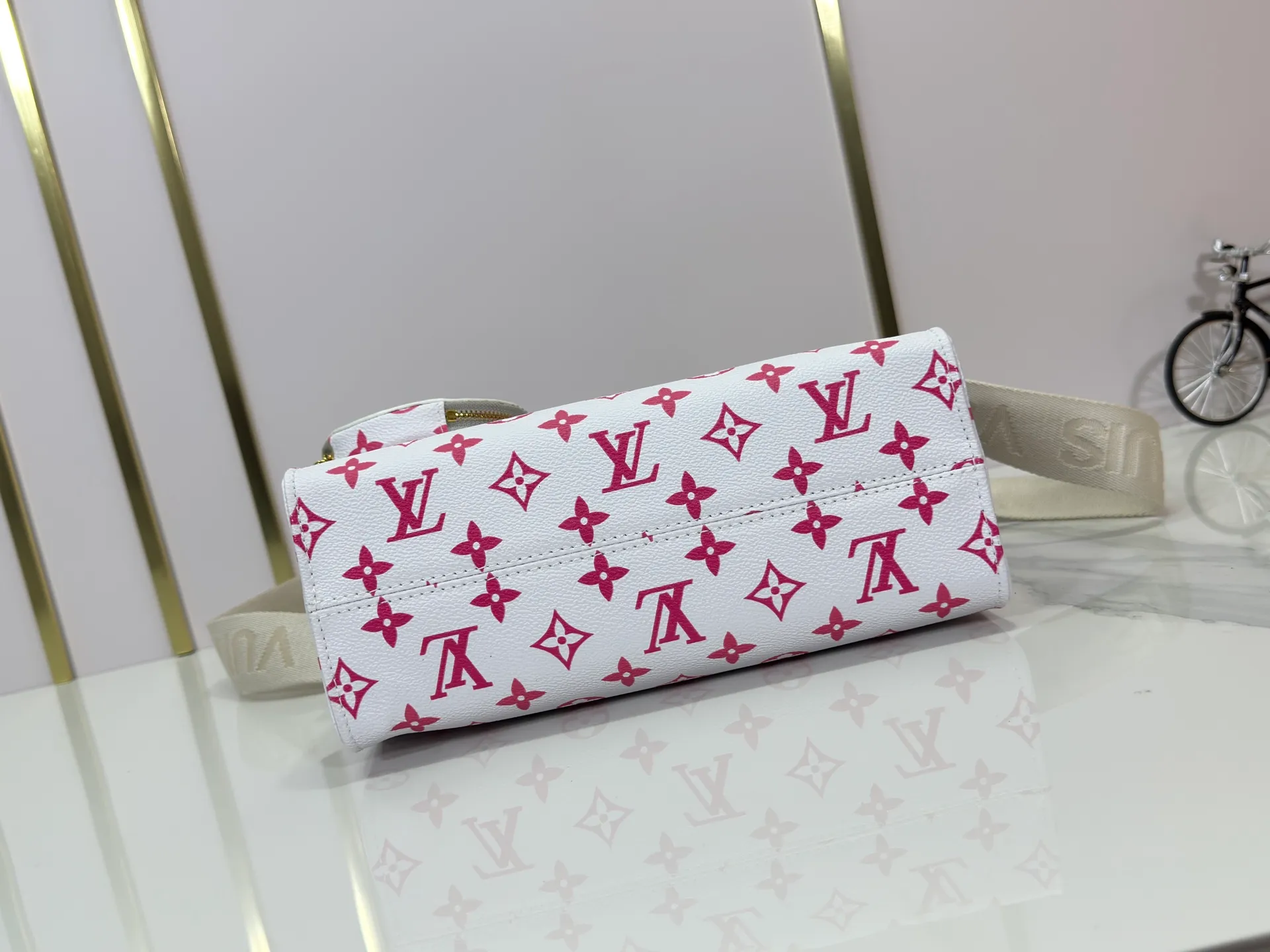P260 Upgraded original version 🔥New style🔥M45659 M46373 M44571 This OnTheGo small handbag is made of Monogram and Monogram Reverse canvas, with the Monogram Giant pattern embellished on it. The Toron handle and the jacquard textured shoulder strap decorated with the brand's logo create a visual contrast, and the detachable coin bag is suitable for storing change or small items. It combines fashionable charm with various functions, making it a good daily companion. 25.0 x 19.0 x 11.5 cm (length x height x width)