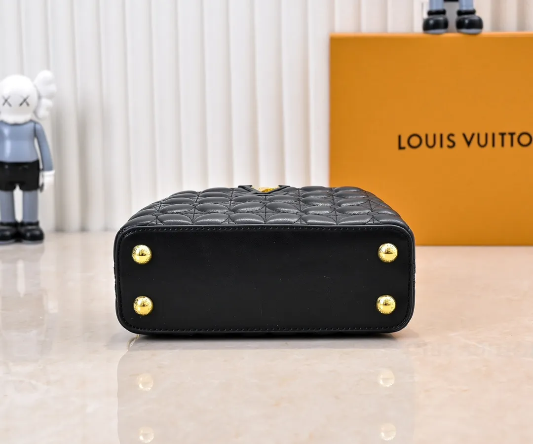 Upgraded version P420 M23998 Black This Monogram embroidered flower emerges from the elegant quilting, bringing the style of Louis Vuitton store decoration to the Capucines mini handbag. Soft sheepskin creates a stable structure and trim, and the detachable shoulder strap allows for comfortable shoulder or cross-body wear. Dimensions: 22 x 12 x 8 cm