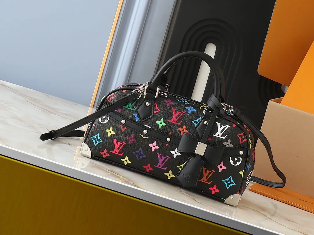 💰300💰Upgraded from original M13084. This Handbag East West handbag is from the Louis Vuitton Sleek horizontal construction lines the top handle, studded side straps, detachable and adjustable shoulder strap and LV x TM key holder, with cowhide leather details and sophisticated corners that nod to the brand's traditional luggage. Dimensions: 27.0 x 14.0 x 10.0 cm (length x height x width)