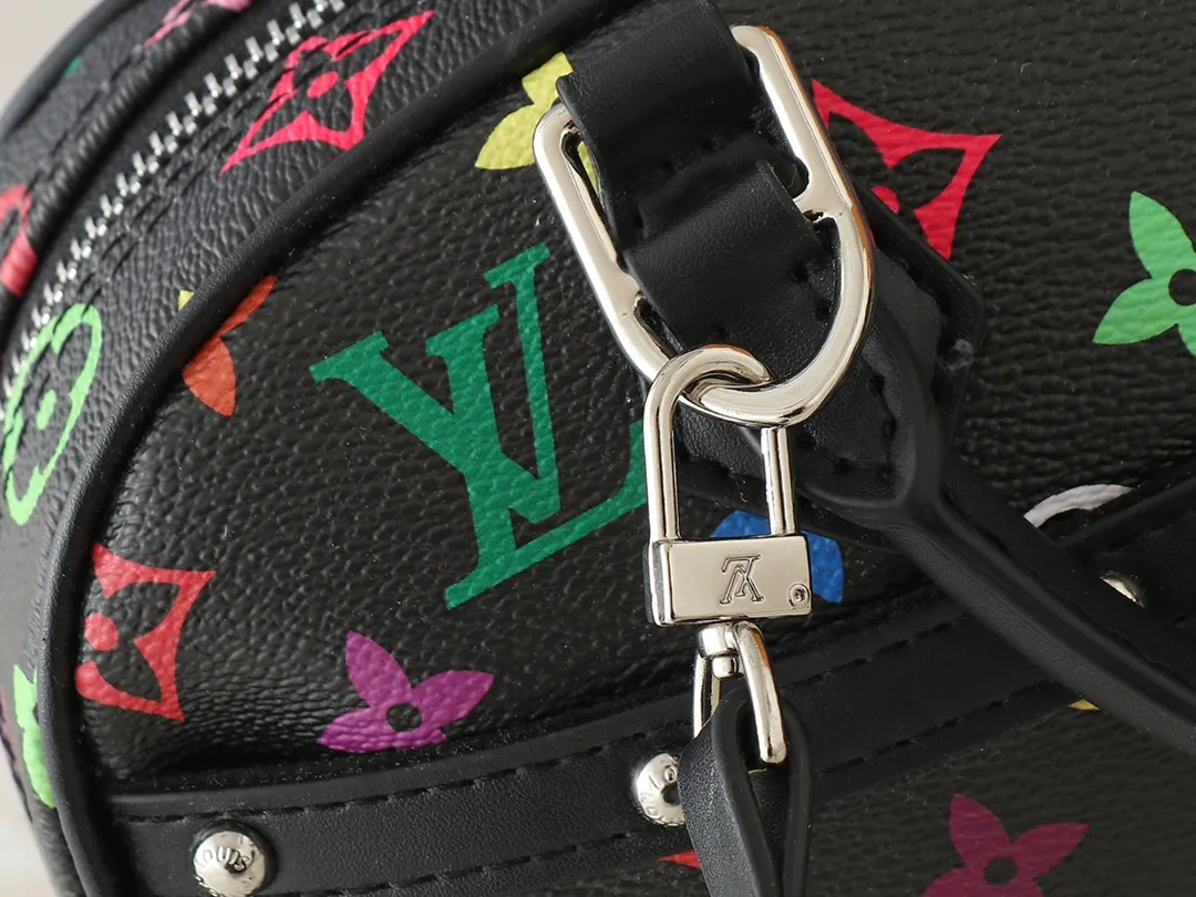 💰300💰Upgraded from original M13084. This Handbag East West handbag is from the Louis Vuitton Sleek horizontal construction lines the top handle, studded side straps, detachable and adjustable shoulder strap and LV x TM key holder, with cowhide leather details and sophisticated corners that nod to the brand's traditional luggage. Dimensions: 27.0 x 14.0 x 10.0 cm (length x height x width)