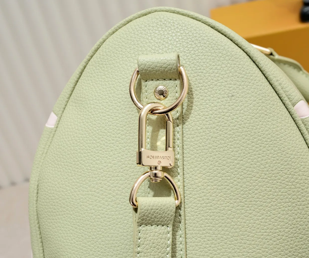 Batch 460 M46670 This model 41418 Keepall Bandoulière 45 is made of Monogram Empreinte embossed leather, presenting the elegant colors of large Monogram flowers and LV letters. Leather side straps, top handles and a detachable shoulder strap complement the metal hardware. Zippered interior pocket allows for neat storage. 45.0 x 27.0 x 20.0 cm (length x height x width)
