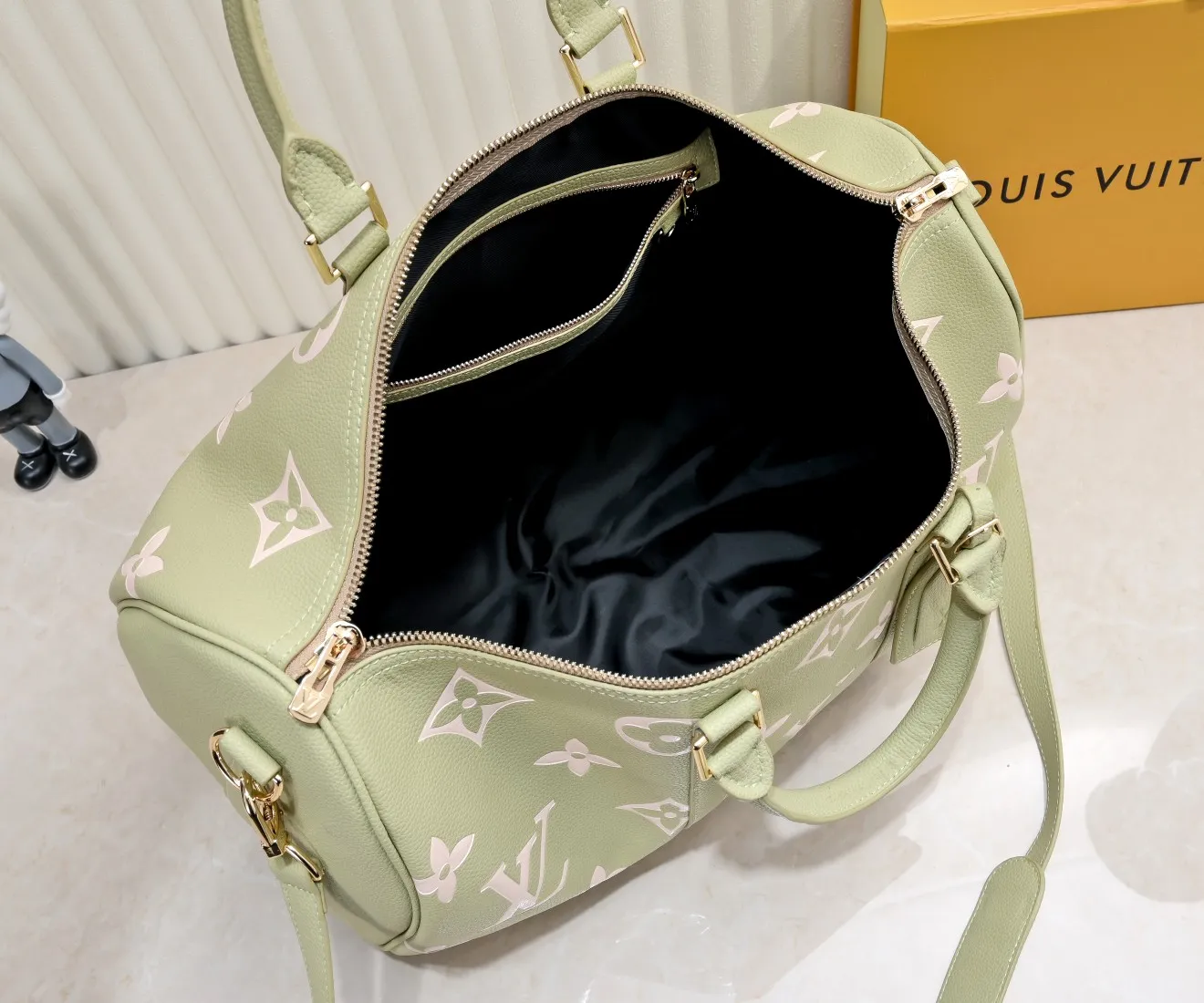 Batch 460 M46670 This model 41418 Keepall Bandoulière 45 is made of Monogram Empreinte embossed leather, presenting the elegant colors of large Monogram flowers and LV letters. Leather side straps, top handles and a detachable shoulder strap complement the metal hardware. Zippered interior pocket allows for neat storage. 45.0 x 27.0 x 20.0 cm (length x height x width)
