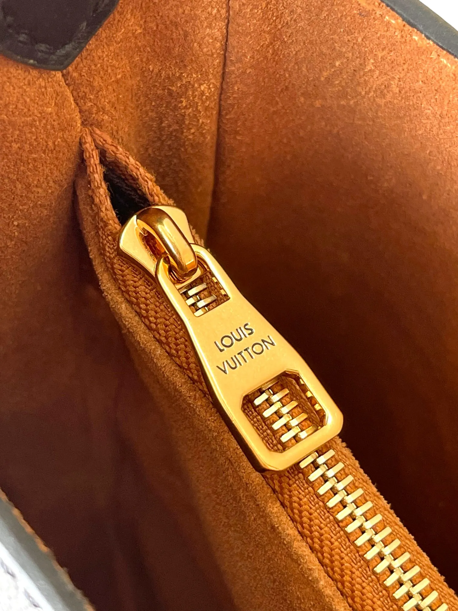 💰2200 [Special grade MB chip version original leather] This Low Key Shoulder Bag once again proves the brand's exquisite craftsmanship with its gorgeous design. Soft cowhide leather is dip-dyed in a neutral color, with adjustable shoulder straps and suede lining for a sophisticated feel, while a classic LV padlock keeps your belongings safe. Model: M24611 black dynamic chip version Material: A-grade all-steel hardware, imported original fabric Packaging: full set of original factory duty-free MB packaging Size: 26*18*7CM