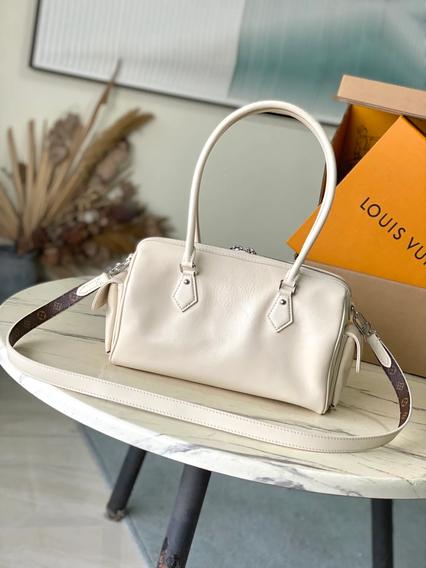💰1240 (top layer leather) top original order M12965 This Speedy Cargo handbag comes from the LVVbe series, renewing the classic design of the 1930s with avant-garde touches. The body of the glossy sheepskin bag is embellished with a Monogram address plate, paying homage to the brand's long trunk-making heritage. Plenty of space to easily store your daily needs, and the detachable leather shoulder strap allows for a variety of carrying methods. Dimensions: 28 × 17 × 12 cm