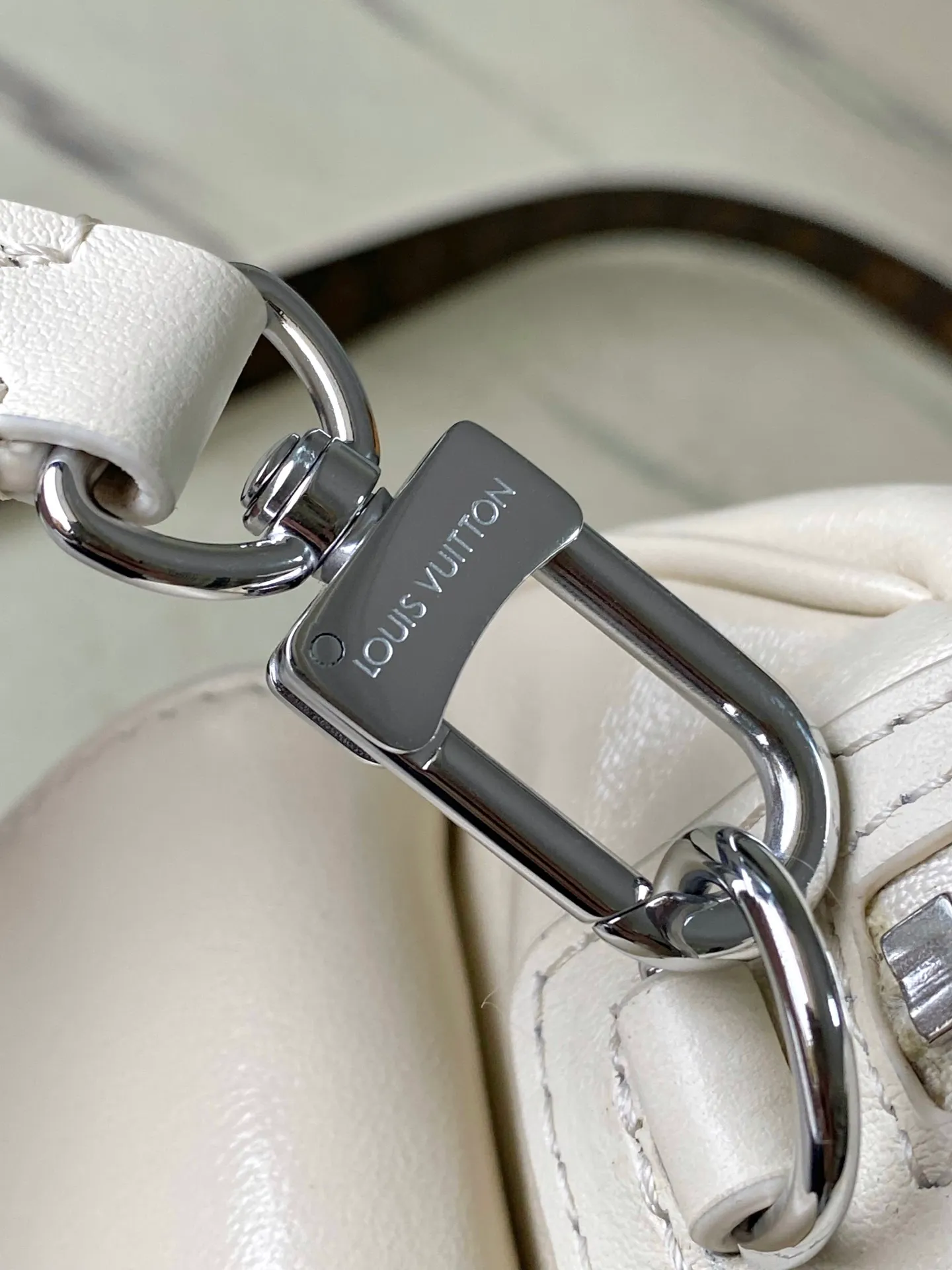 💰1240 (top layer leather) top original order M12965 This Speedy Cargo handbag comes from the LVVbe series, renewing the classic design of the 1930s with avant-garde touches. The body of the glossy sheepskin bag is embellished with a Monogram address plate, paying homage to the brand's long trunk-making heritage. Plenty of space to easily store your daily needs, and the detachable leather shoulder strap allows for a variety of carrying methods. Dimensions: 28 × 17 × 12 cm