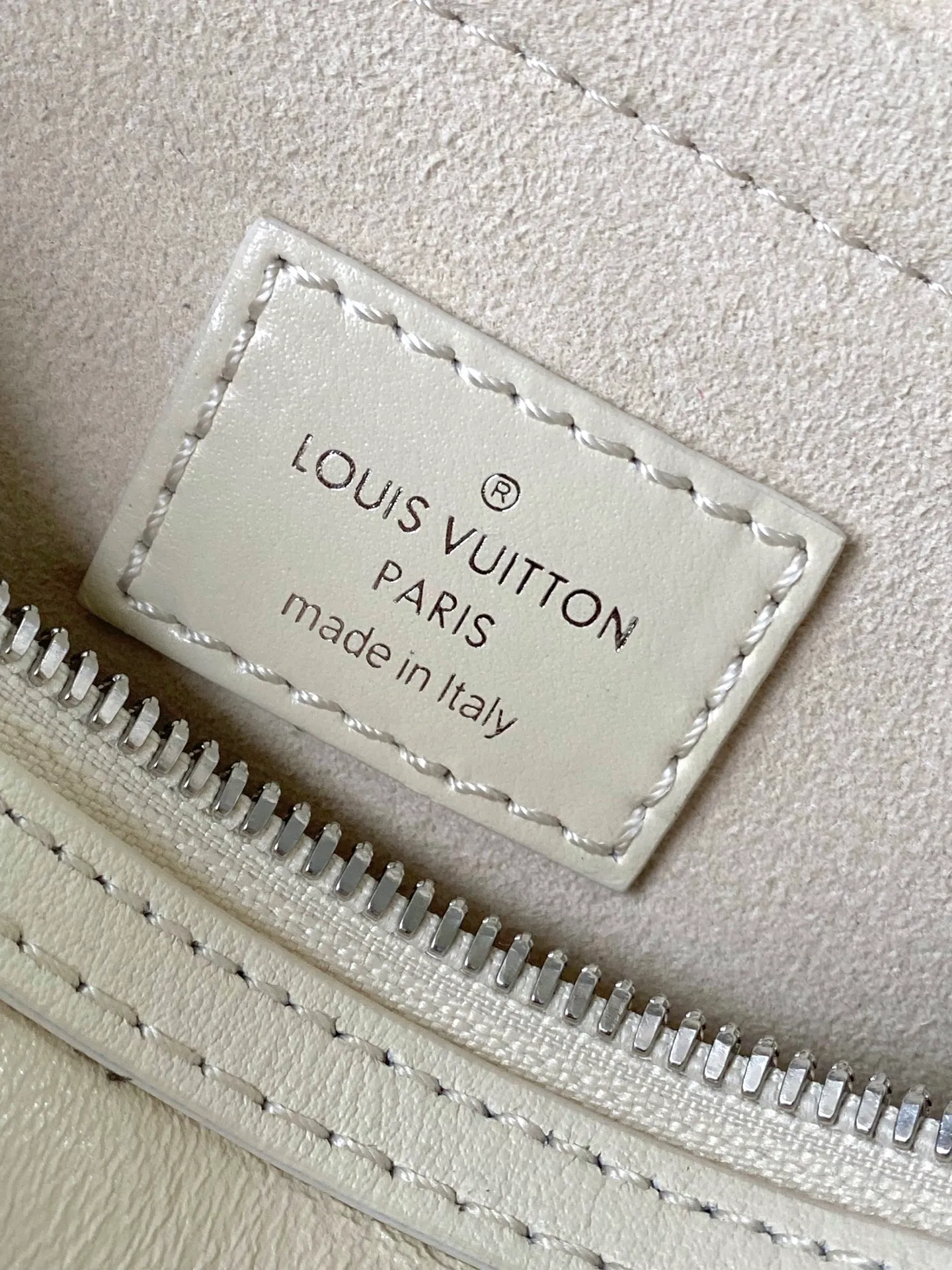 💰1240 (top layer leather) top original order M12965 This Speedy Cargo handbag comes from the LVVbe series, renewing the classic design of the 1930s with avant-garde touches. The body of the glossy sheepskin bag is embellished with a Monogram address plate, paying homage to the brand's long trunk-making heritage. Plenty of space to easily store your daily needs, and the detachable leather shoulder strap allows for a variety of carrying methods. Dimensions: 28 × 17 × 12 cm