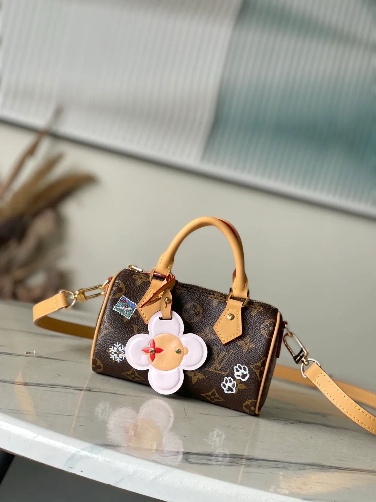 💰880 Top Original Order M15330 This Nano Speedy handbag invites the brand mascot Vivienne to appear in fun illustrations and hanging ornaments. It is made of the iconic Monogram canvas body with leather trim and metal parts, showing off its smart style. Dimensions: 10 x 7.5 x 16 cm (height x width x length)