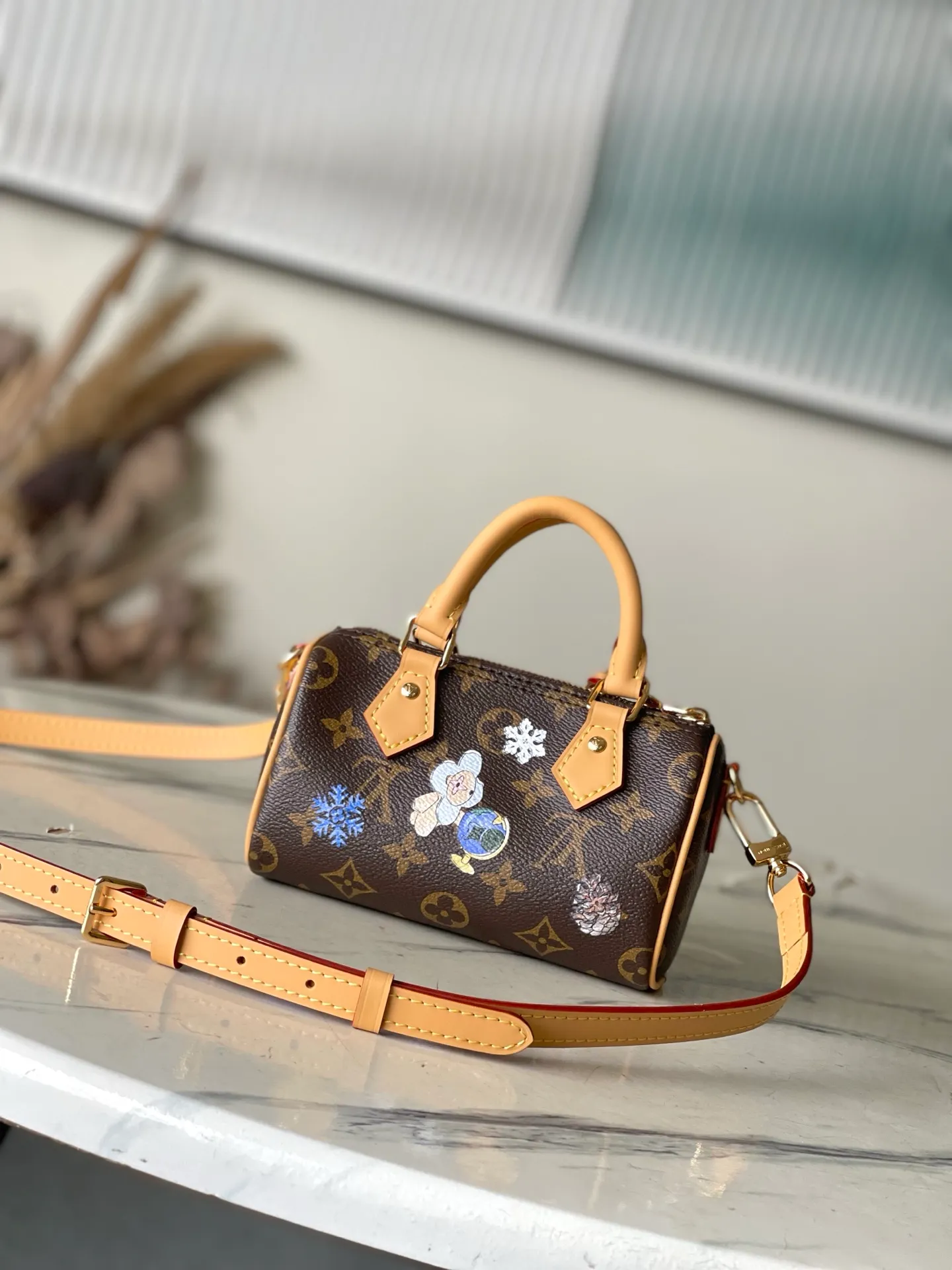 💰880 Top Original Order M15330 This Nano Speedy handbag invites the brand mascot Vivienne to appear in fun illustrations and hanging ornaments. It is made of the iconic Monogram canvas body with leather trim and metal parts, showing off its smart style. Dimensions: 10 x 7.5 x 16 cm (height x width x length)