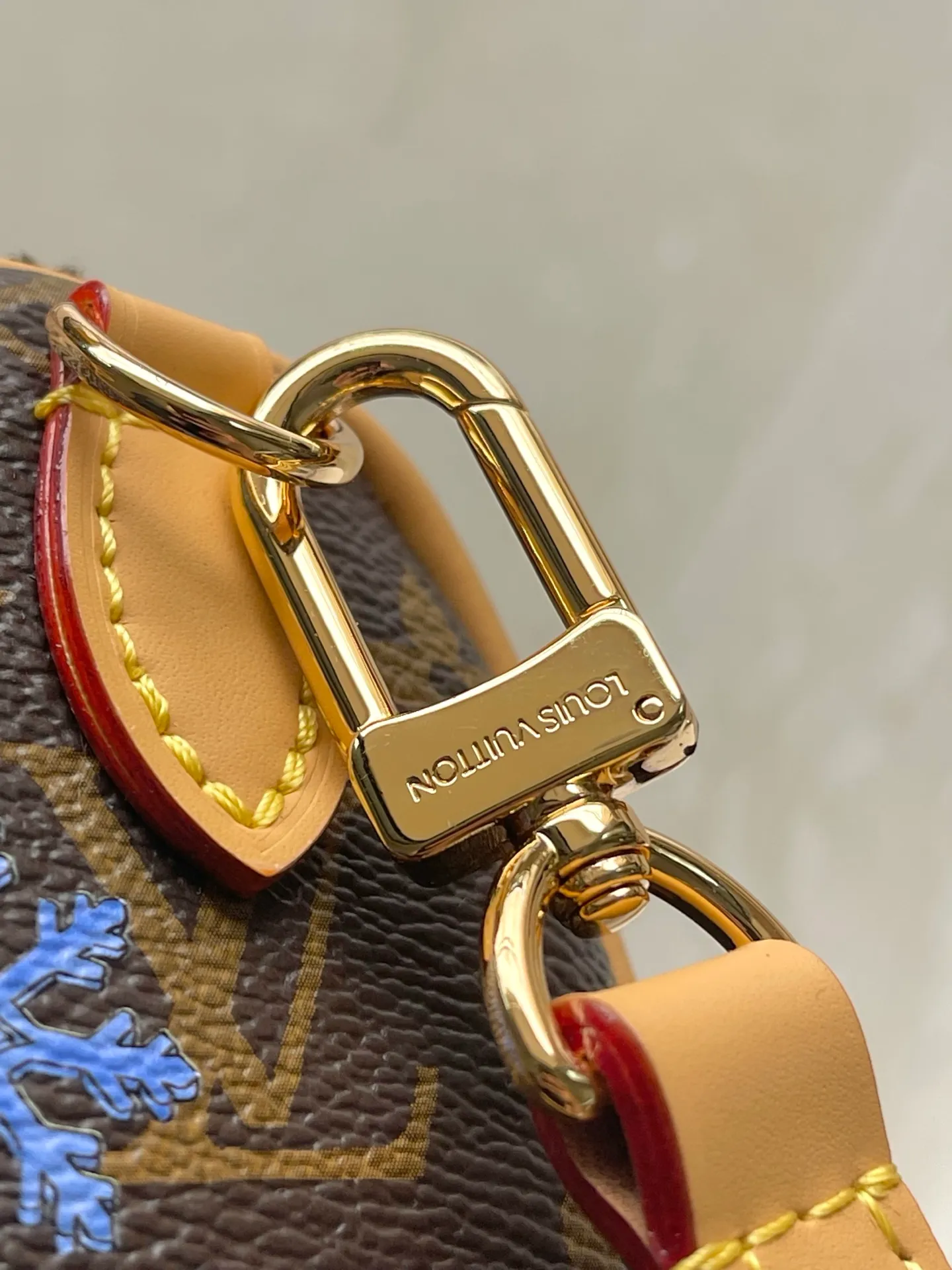 💰880 Top Original Order M15330 This Nano Speedy handbag invites the brand mascot Vivienne to appear in fun illustrations and hanging ornaments. It is made of the iconic Monogram canvas body with leather trim and metal parts, showing off its smart style. Dimensions: 10 x 7.5 x 16 cm (height x width x length)