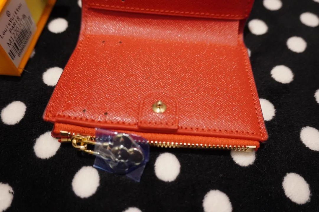 P130💰 82382, model number 12487 This LV Charms card holder is from the SnowShow series, incorporating smooth leather trim and festive patterns into the iconic Monogram canvas. The brand mascot Vivienne’s pet dog Petula lives in a corner, and Vivienne decorations and LV flowers complete the exquisite design. Dimensions 11x9x2