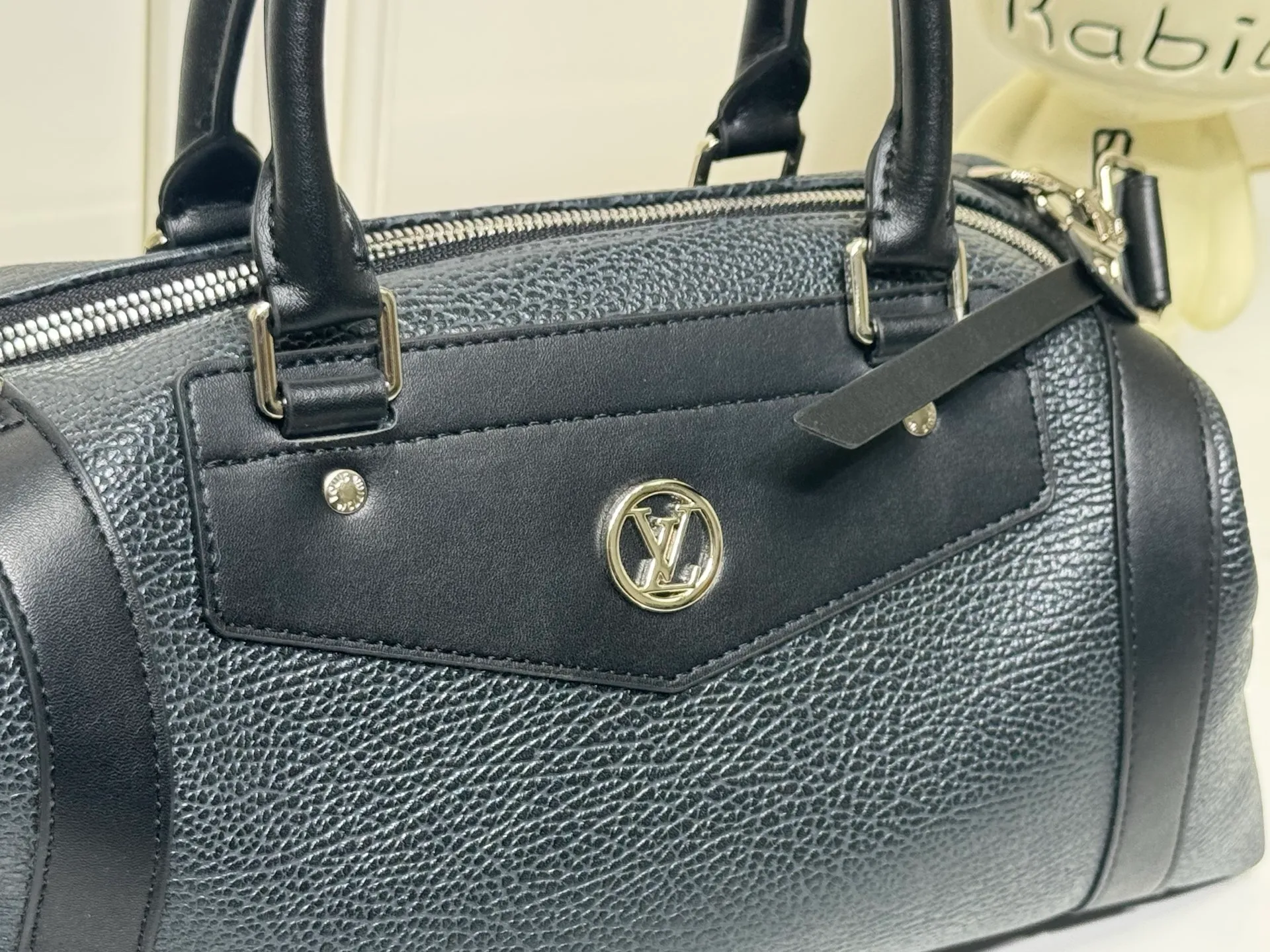 Batch 340💰M25557 M25561 M25561 M25566 Dark Gray M14702 Medium This Nano LV Rider handbag is from the 2025 spring and summer series. It combines pixelated grain sheep leather with smooth cow leather elements, and then uses the LV Circle logo to accentuate the elegant panels. The foldable configuration makes it easy to store in a suitcase, and the modern design adds a rock-n-roll edge to any look. Dimensions: 15 × 15 × 38 cm (H x W x L) Sheep leather Cow leather trim Textile lining Metal hardware Zipper closure Side slip straps Internal pocket Holds a 6.7-inch smartphone, Romy card holder and lipstick Shoulder strap: removable, adjustable Half-length strap: 30.0 cm Half-length strap adjustable to: 45.0 cm Handle: Double handle