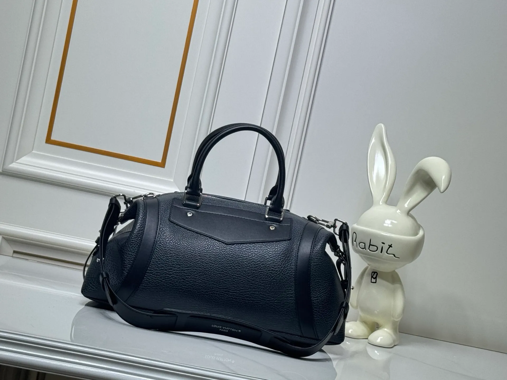 Batch 340💰M25557 M25561 M25561 M25566 Dark Gray M14702 Medium This Nano LV Rider handbag is from the 2025 spring and summer series. It combines pixelated grain sheep leather with smooth cow leather elements, and then uses the LV Circle logo to accentuate the elegant panels. The foldable configuration makes it easy to store in a suitcase, and the modern design adds a rock-n-roll edge to any look. Dimensions: 15 × 15 × 38 cm (H x W x L) Sheep leather Cow leather trim Textile lining Metal hardware Zipper closure Side slip straps Internal pocket Holds a 6.7-inch smartphone, Romy card holder and lipstick Shoulder strap: removable, adjustable Half-length strap: 30.0 cm Half-length strap adjustable to: 45.0 cm Handle: Double handle