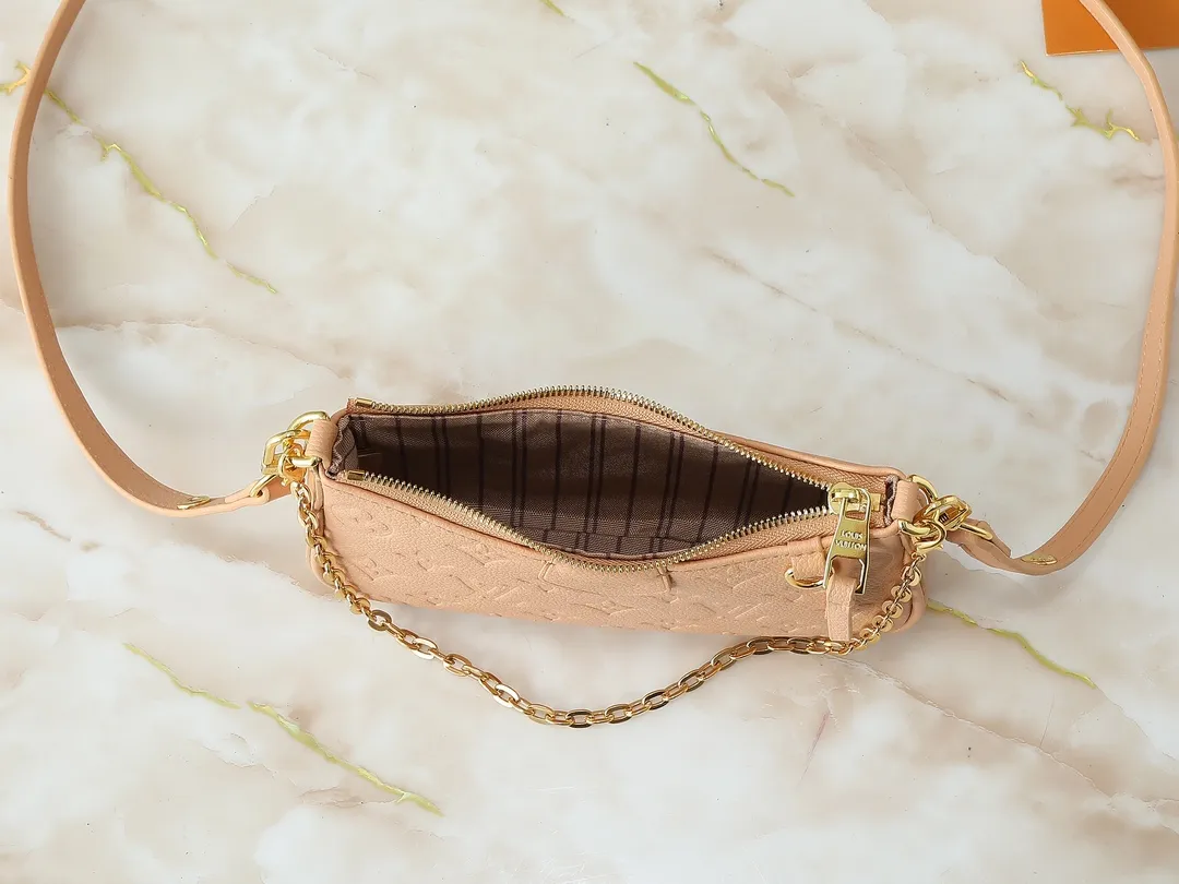 💰180💰Upgraded from the original M81066 M80349 M14421 M81862 M13614 This Easy Pouch handbag has a classic Monogram pattern on the leather body and incorporates dazzling metal parts such as D-rings, making it a perfect choice for day and night travel. The compact shape is suitable for daily needs, and the detachable shoulder strap and chain allow for a variety of carrying methods. Dimensions: 19.0 x 11.5 x 3.0 cm (length x height x width)
