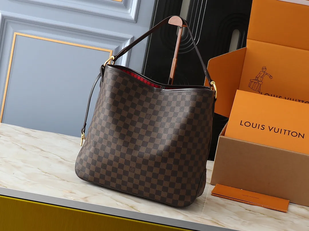 💰260💰Upgraded from the original M50156 Delightful second-hand version shopping bag! When you spend your workday in the city and your weekend at the beach, you don’t need to change your bag, because this fashionable, summery damier azur canvas calvi bag can be used for both work and beach vacations. This roomy tote features a large opening for easy access, convenient compartments and pockets to keep everything organized, and a vibrant garnet fabric lining adds a splash of color for a sunny summer mood. size: 41.0×33.0×15.0 cm.